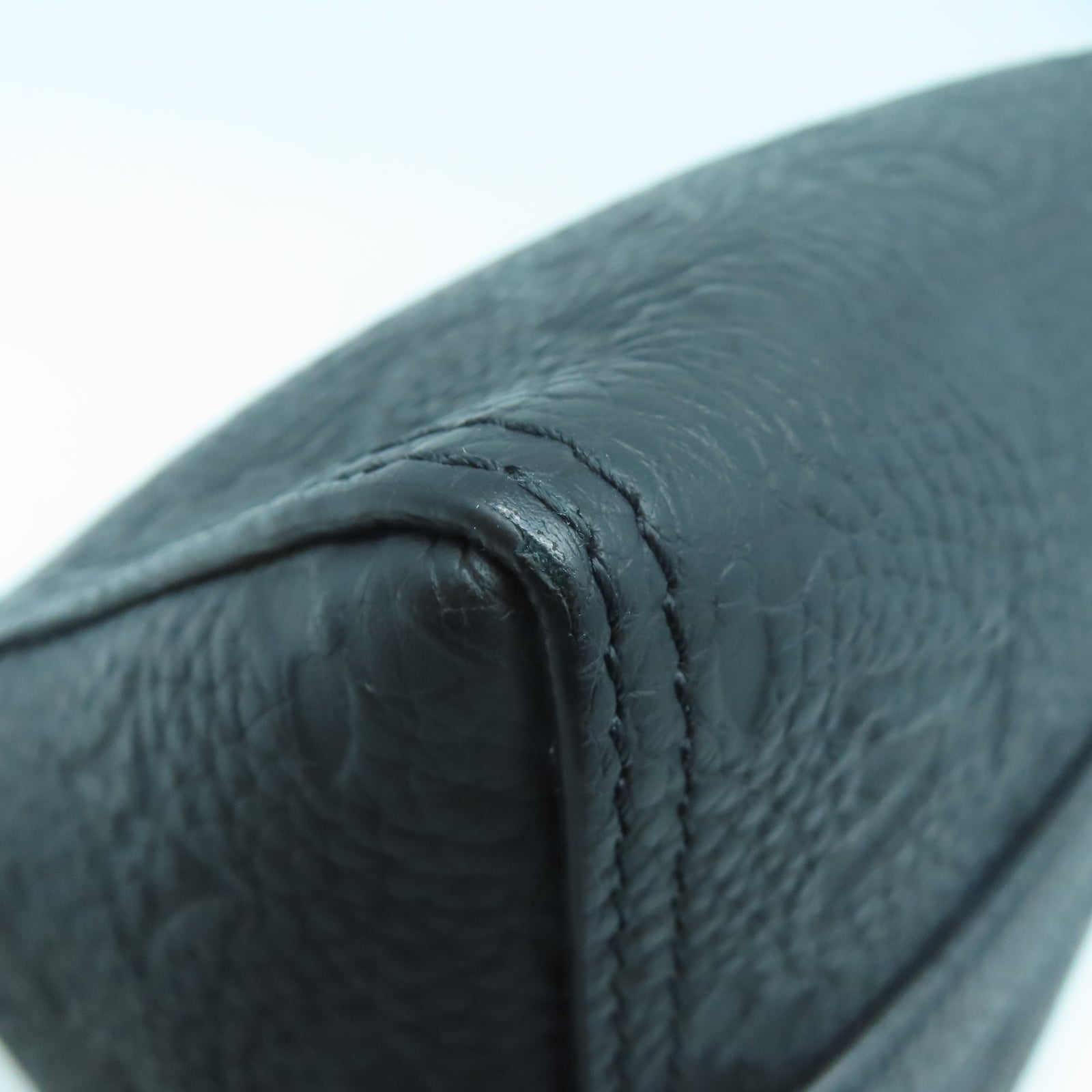 LOUIS VUITTON Monogram Taurillon Triangle Messenger黑扣肩背袋黑色
