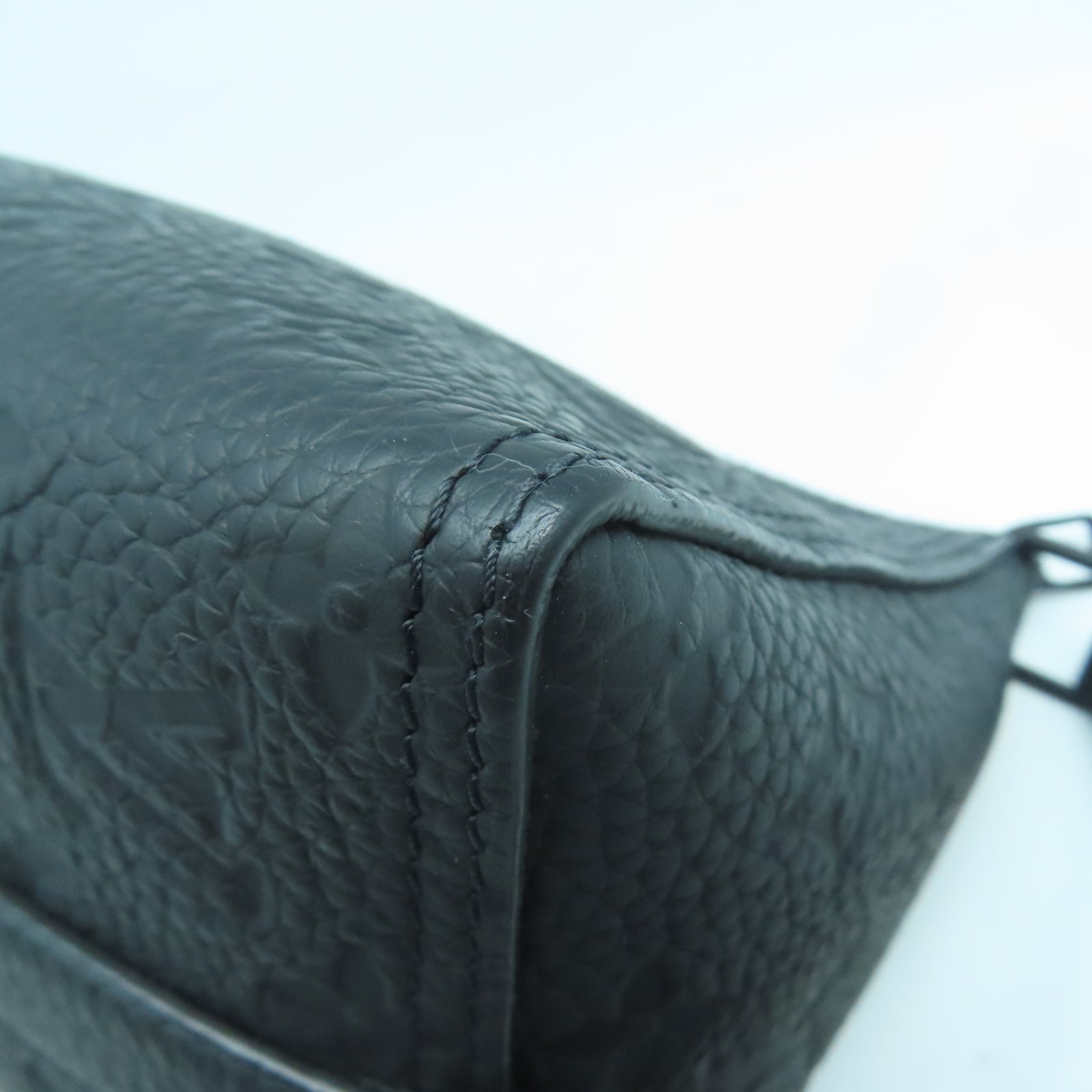 LOUIS VUITTON Monogram Taurillon Triangle Messenger黑扣肩背袋黑色