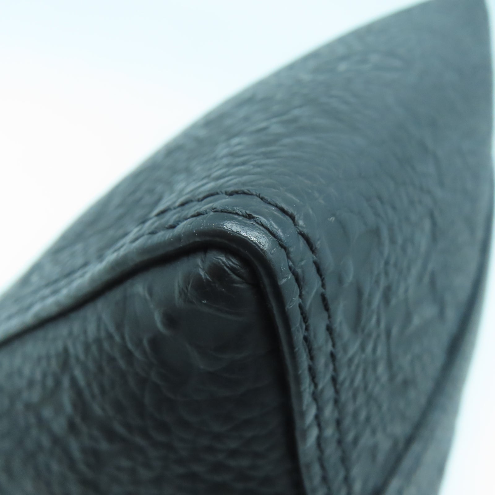 LOUIS VUITTON Monogram Taurillon Triangle Messenger黑扣肩背袋黑色