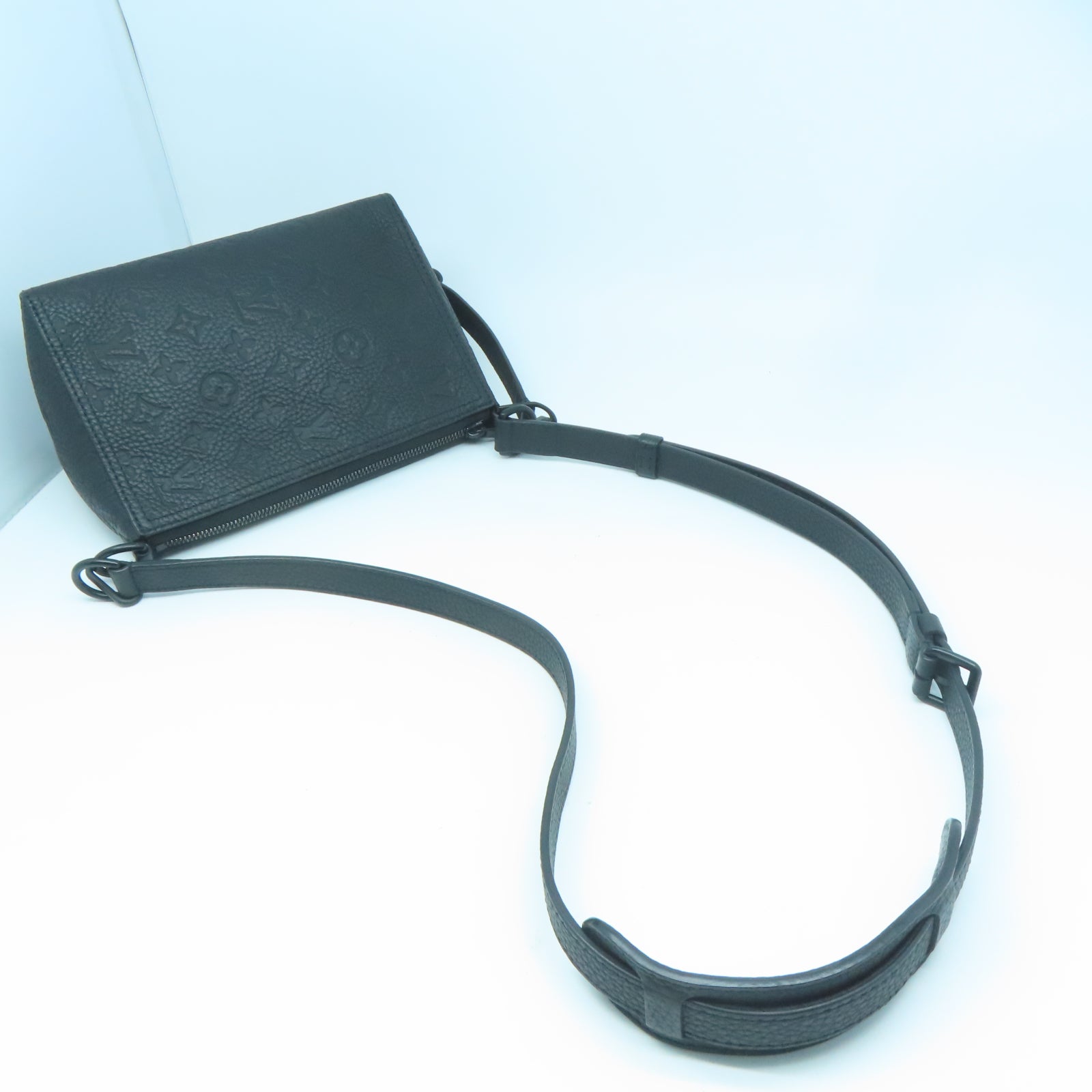 LOUIS VUITTON Monogram Taurillon Triangle Messenger黑扣肩背袋黑色