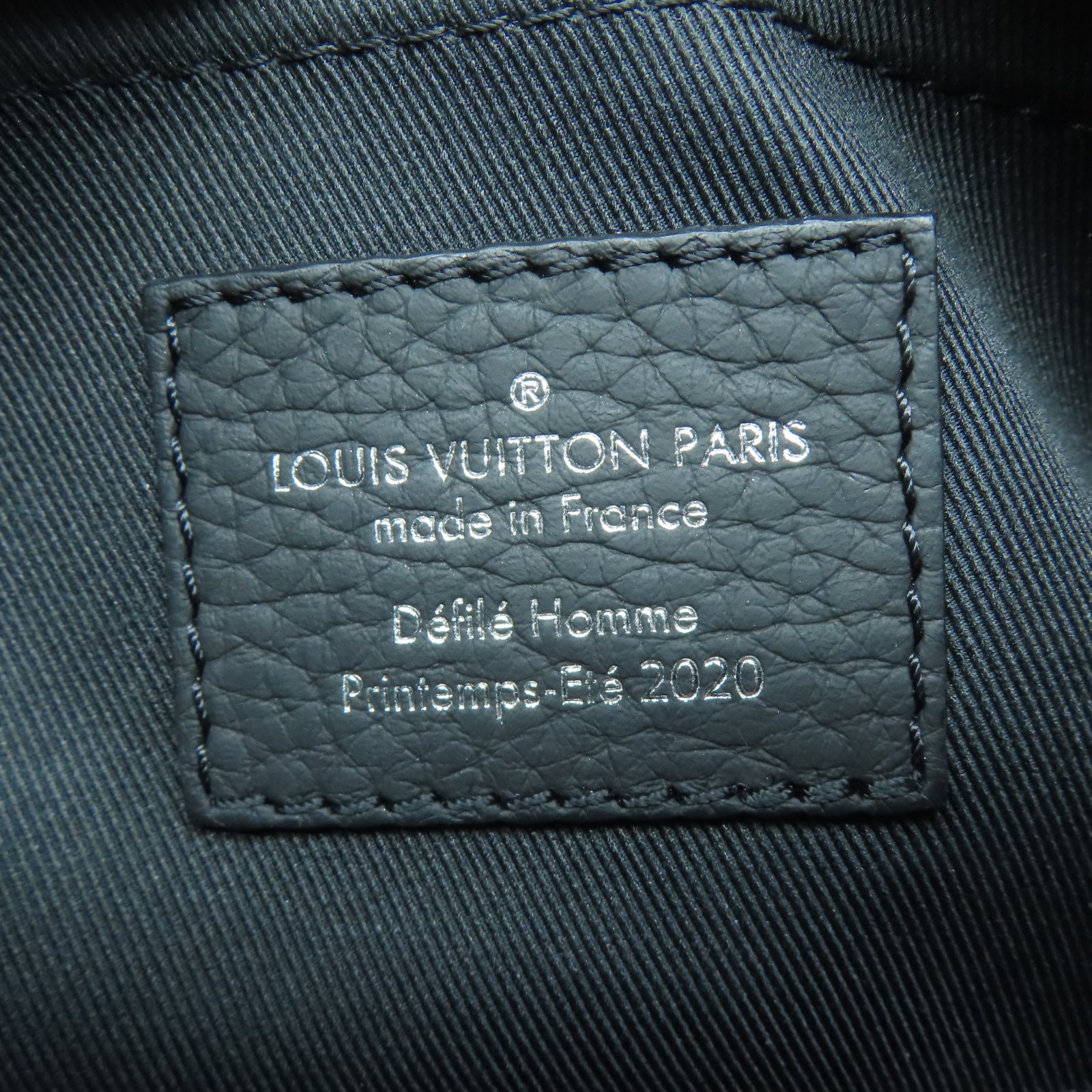 LOUIS VUITTON Monogram Taurillon Triangle Messenger黑扣肩背袋黑色