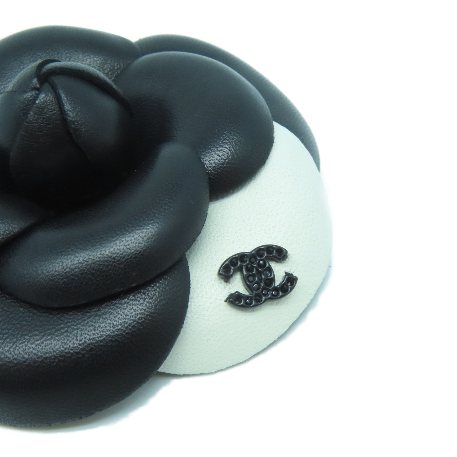 CHANEL 皮革Brooch胸針黑色/白色