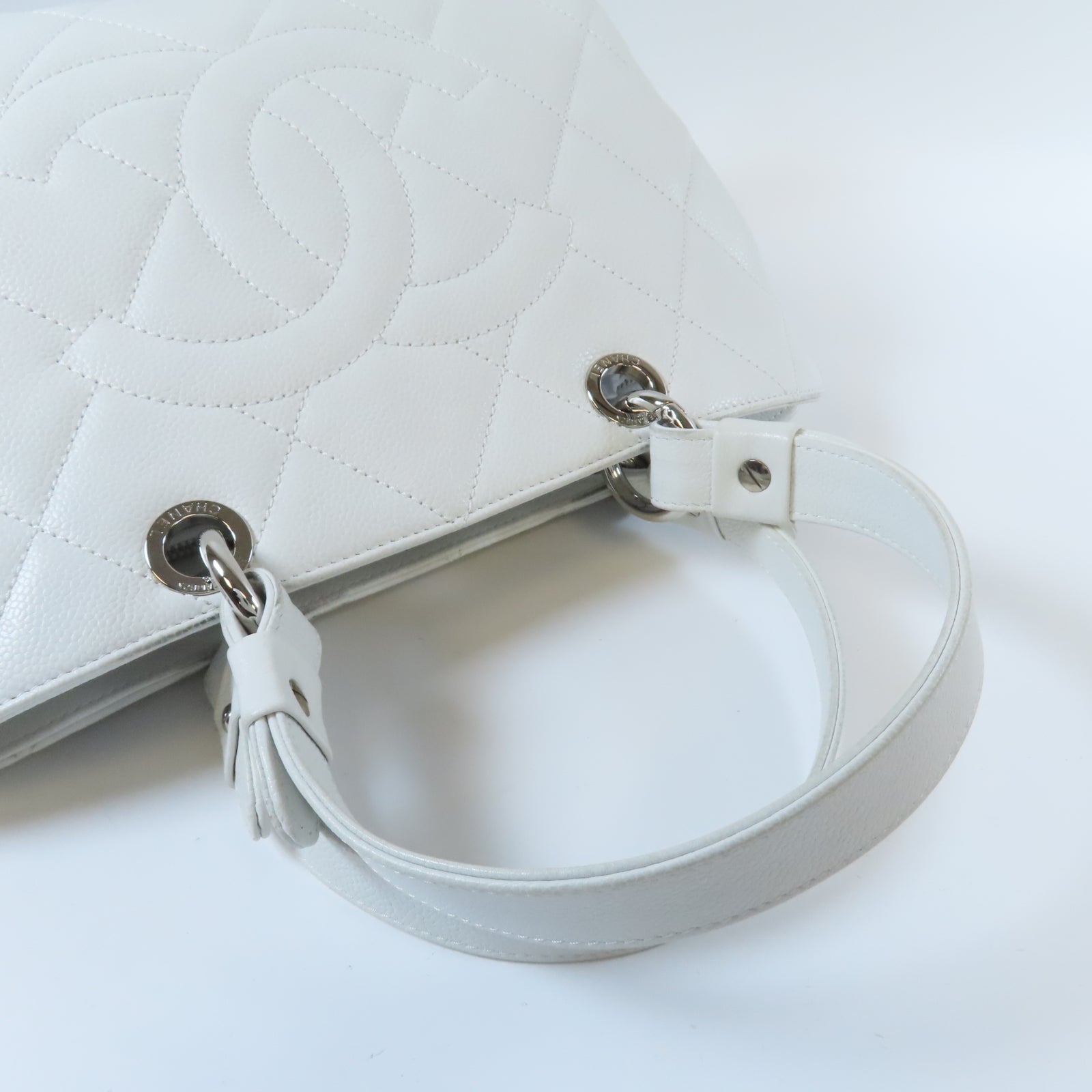 CHANEL 菱格Caviar皮革Chain Shoulder銀扣手挽袋白色