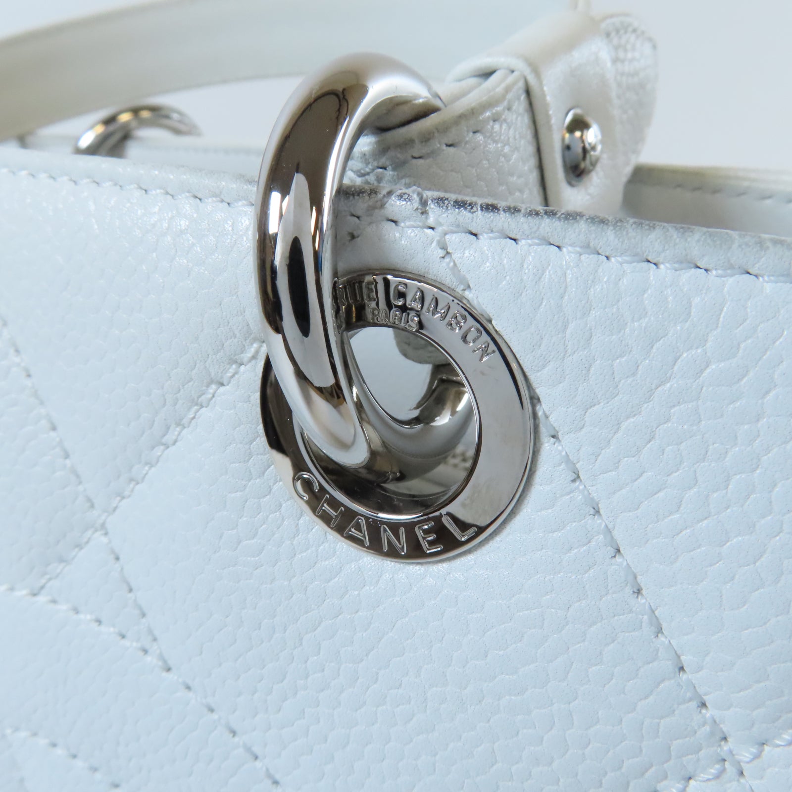 CHANEL 菱格Caviar皮革Chain Shoulder銀扣手挽袋白色