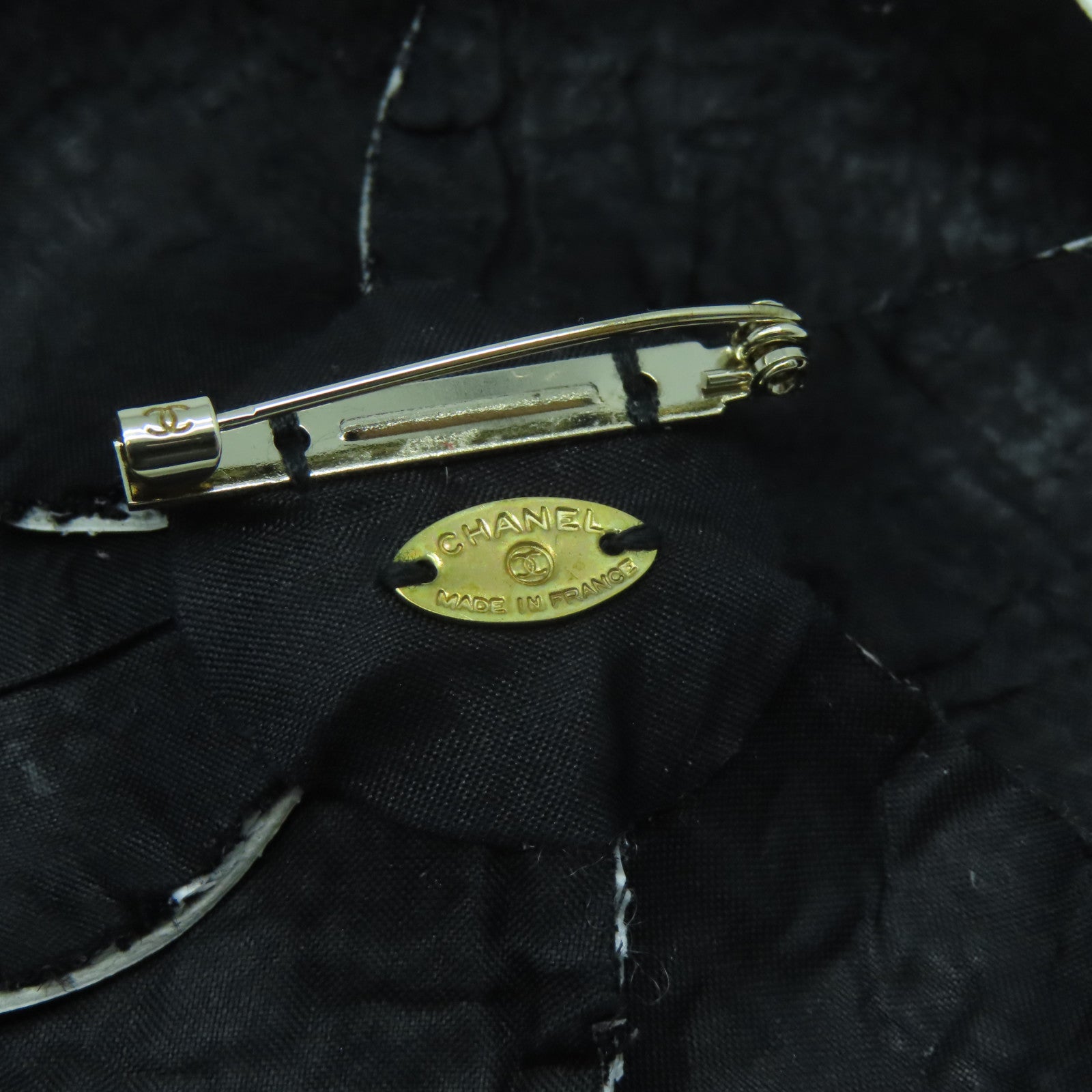 CHANEL 斜紋軟呢Brooch胸針黑色/白色