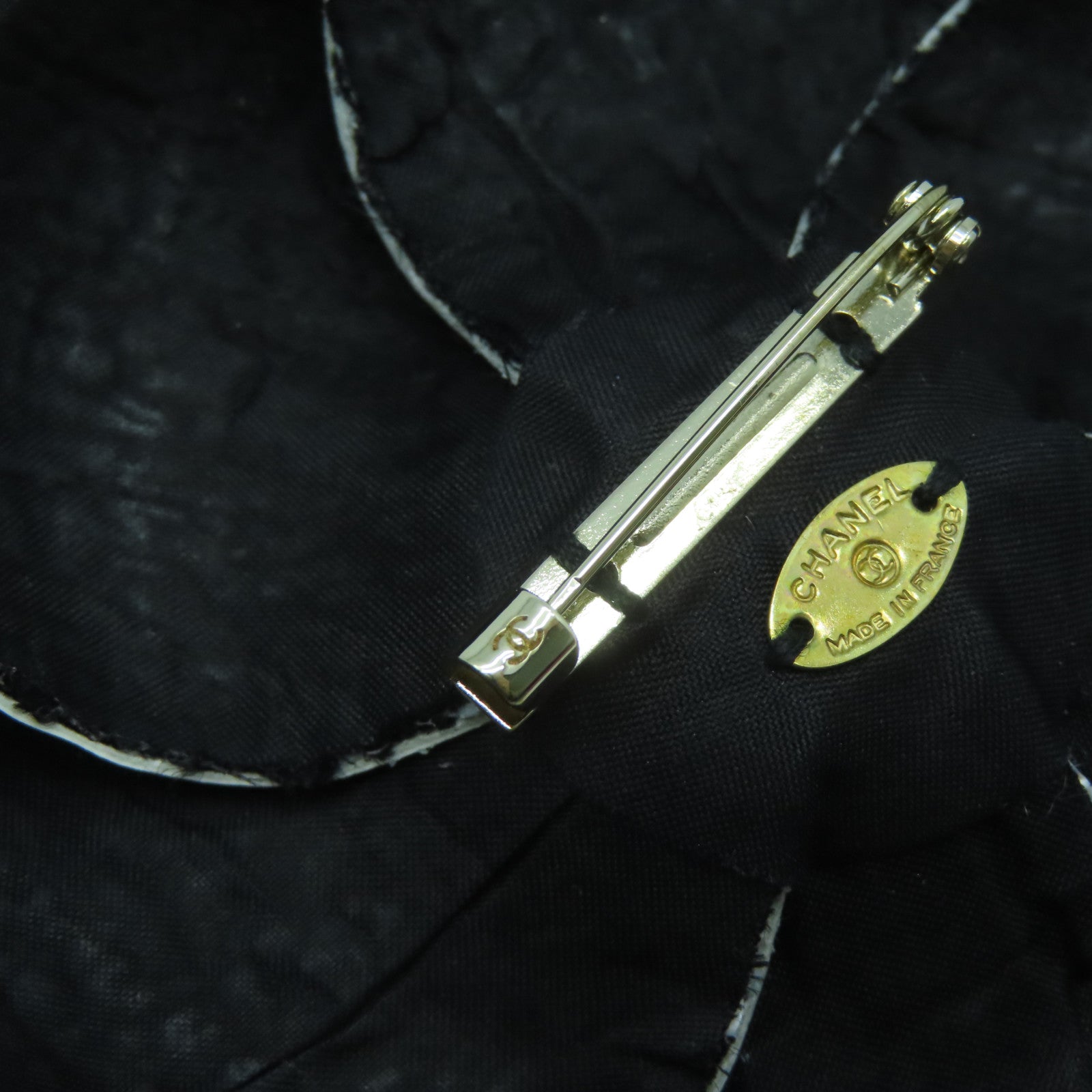 CHANEL 斜紋軟呢Brooch胸針黑色/白色