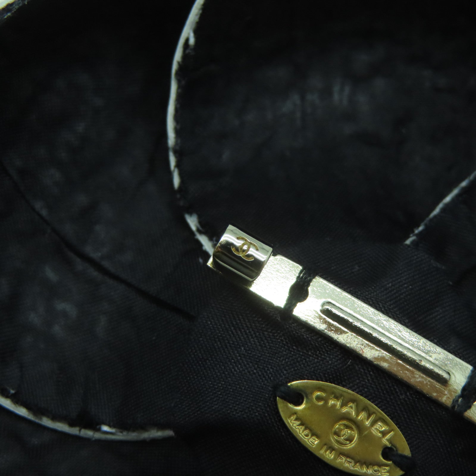 CHANEL 斜紋軟呢Brooch胸針黑色/白色