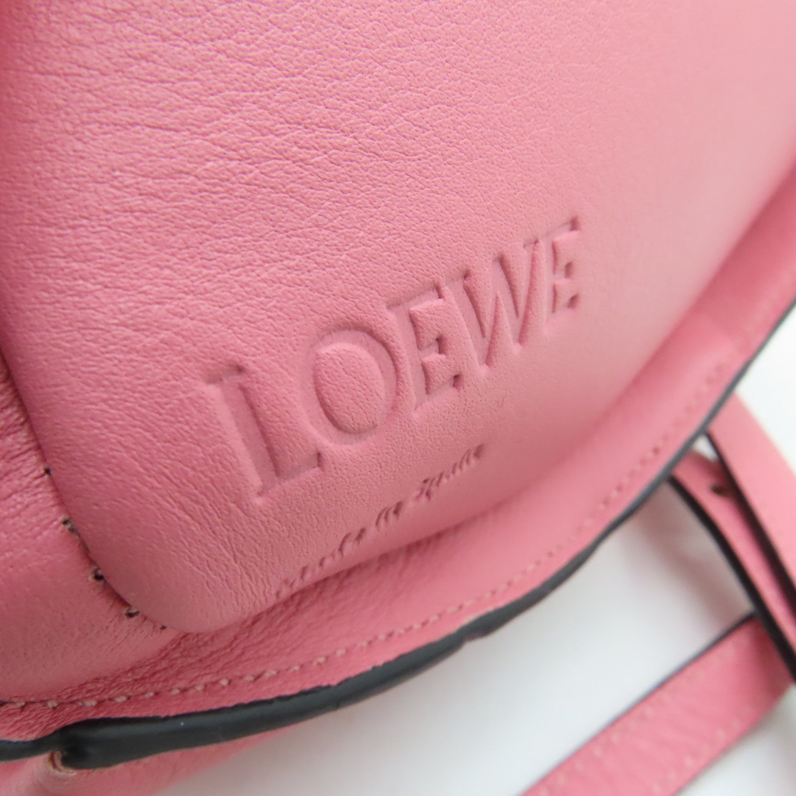 LOEWE 牛皮皮革Elephant Bag银扣肩背袋粉红色