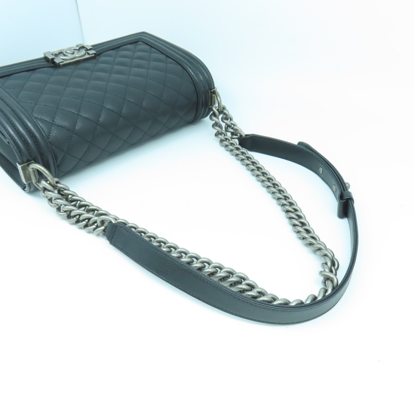 CHANEL 菱格Caviar皮革Chanel Boy 25cm銀扣鏈帶肩背袋黑色