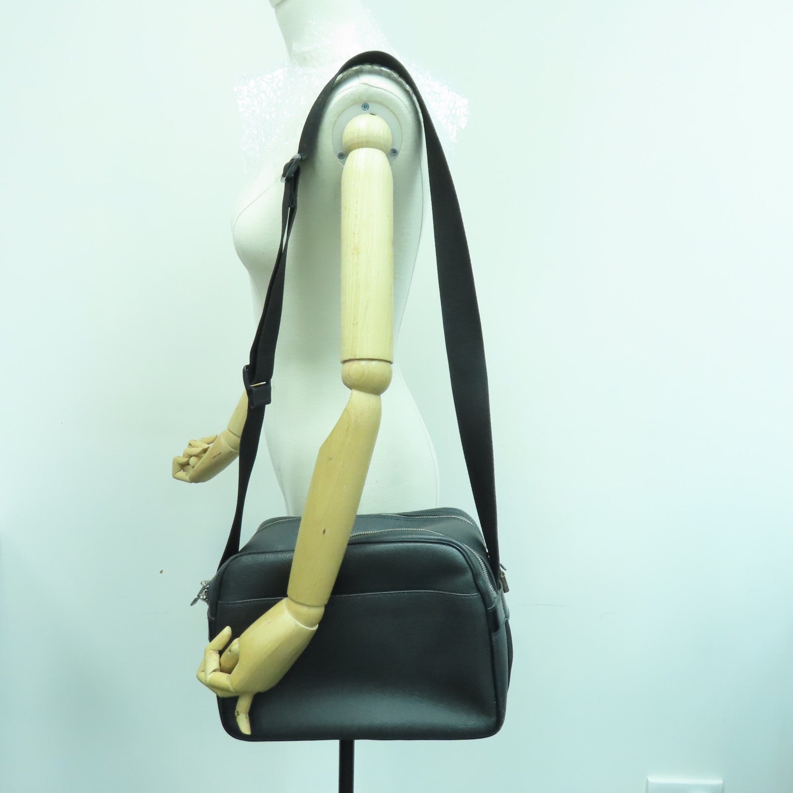 LOUIS VUITTON Taiga Reporter PM银扣肩背袋黑色