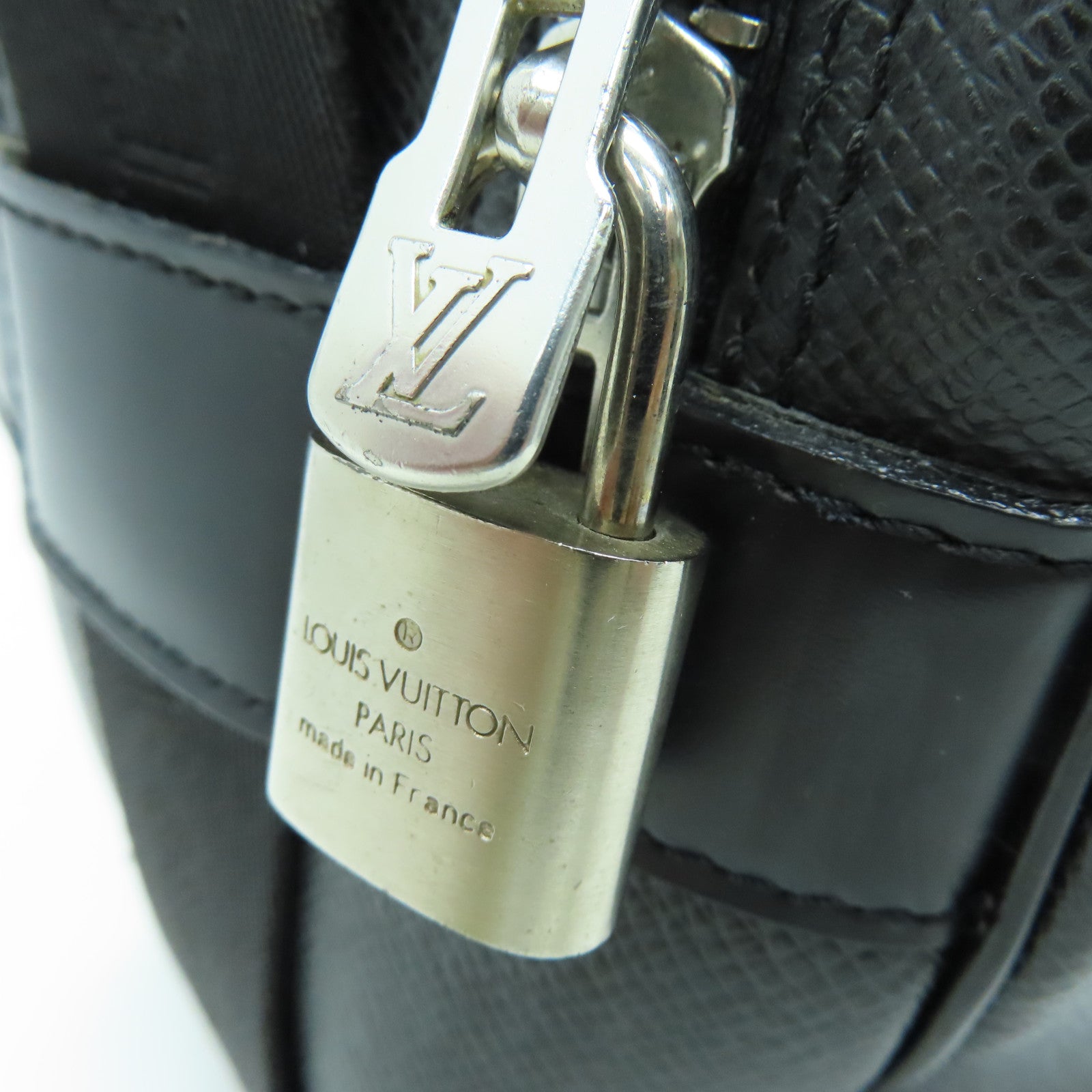 LOUIS VUITTON Taiga Reporter PM银扣肩背袋黑色