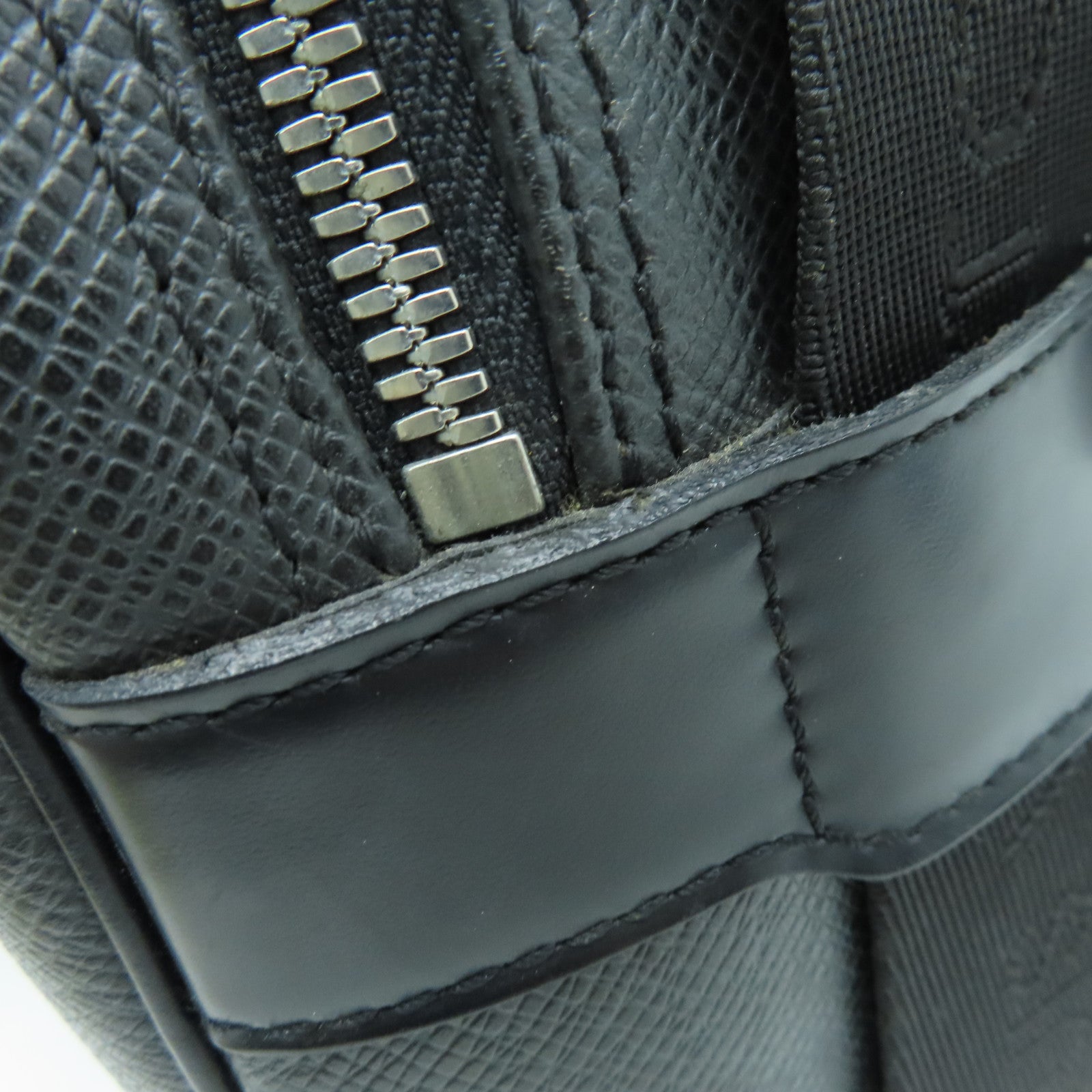 LOUIS VUITTON Taiga Reporter PM银扣肩背袋黑色
