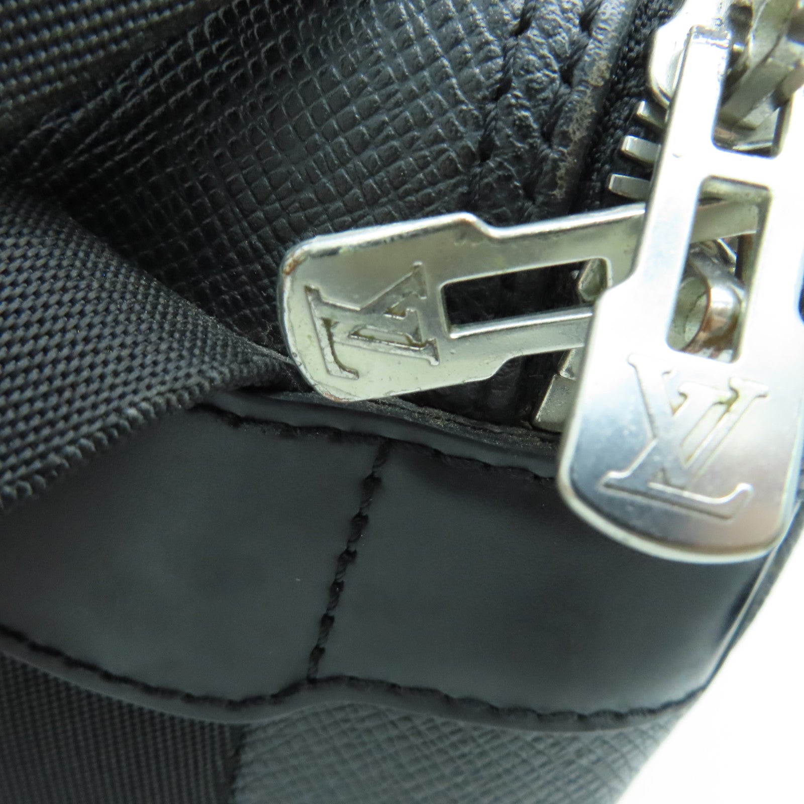 LOUIS VUITTON Taiga Reporter PM银扣肩背袋黑色