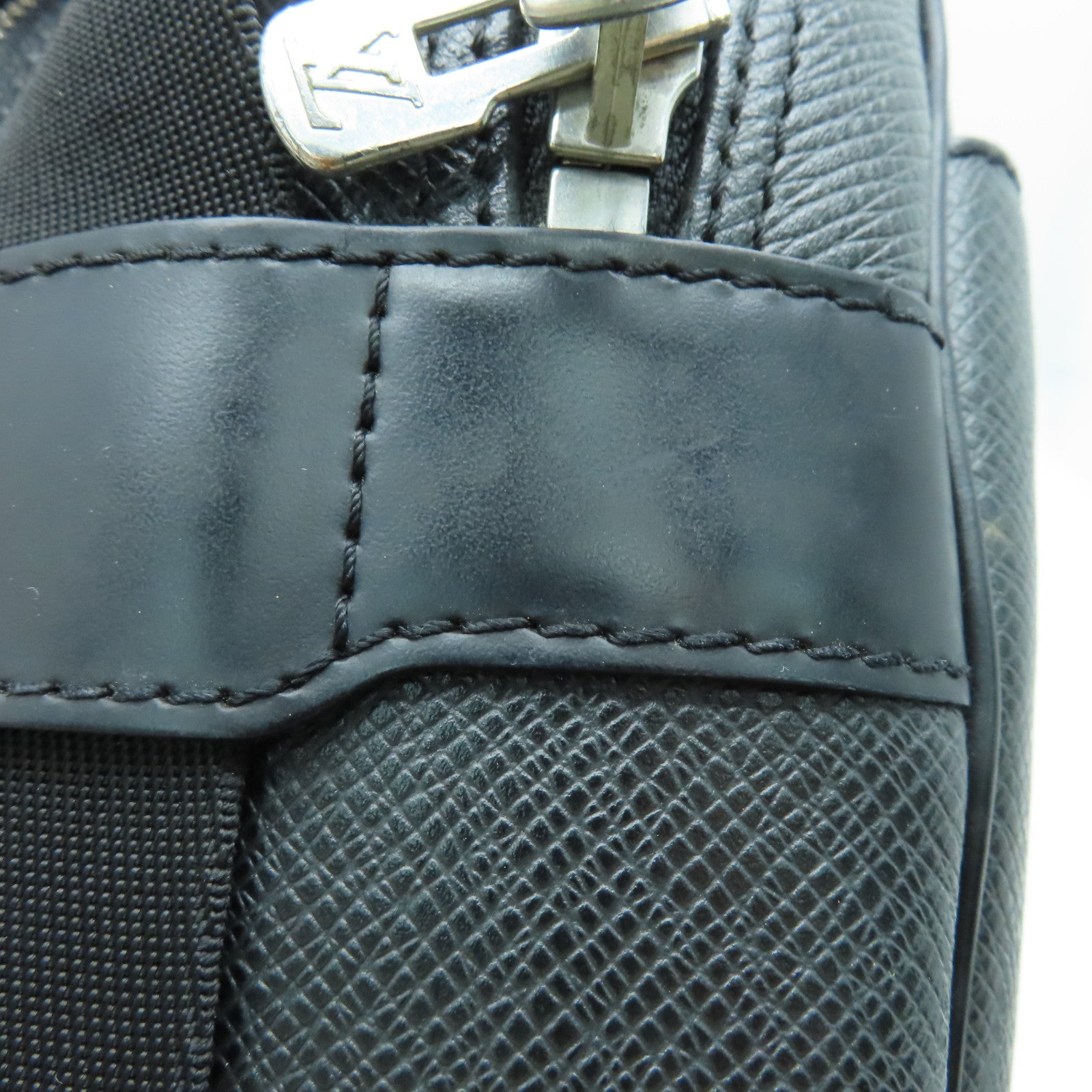 LOUIS VUITTON Taiga Reporter PM银扣肩背袋黑色