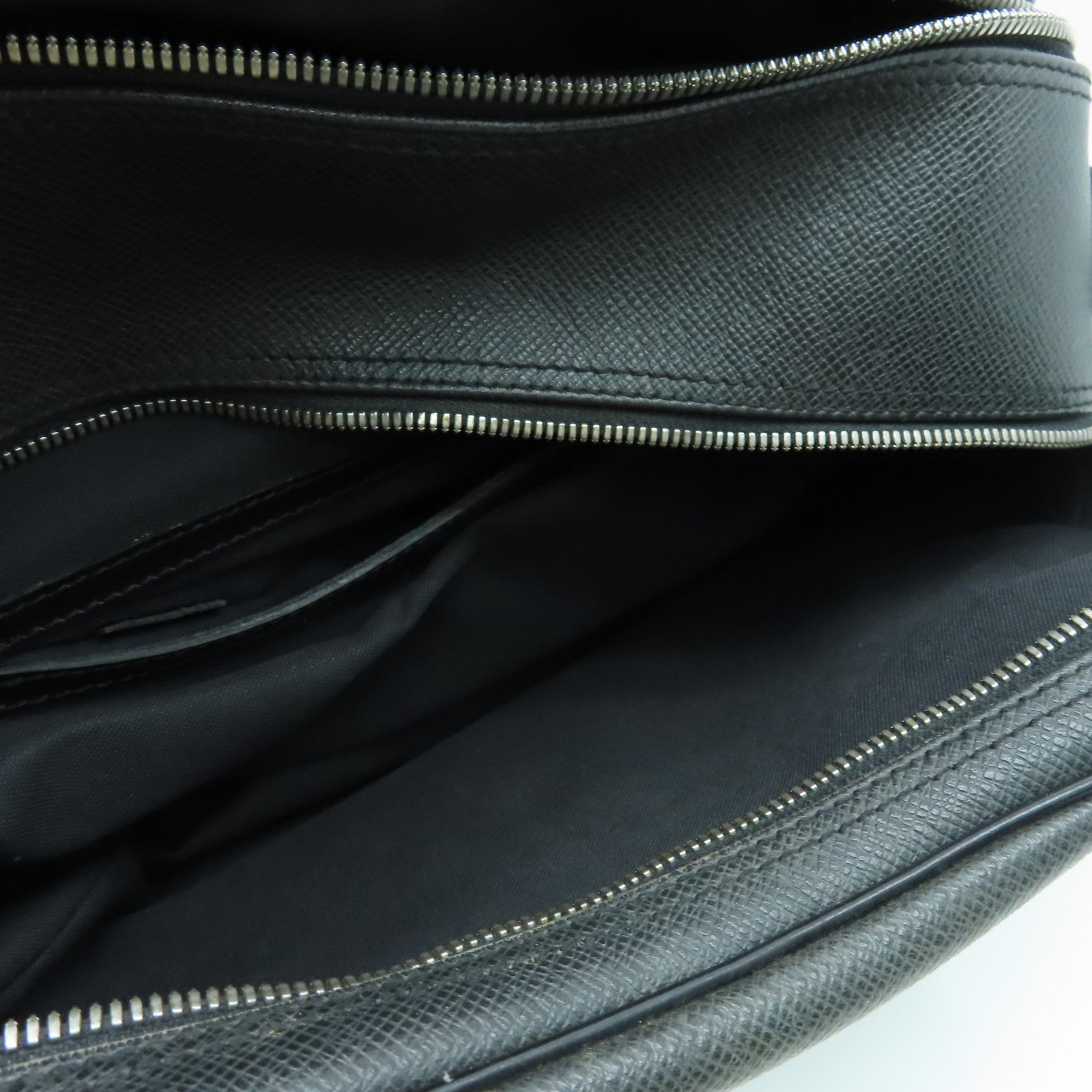 LOUIS VUITTON Taiga Reporter PM银扣肩背袋黑色