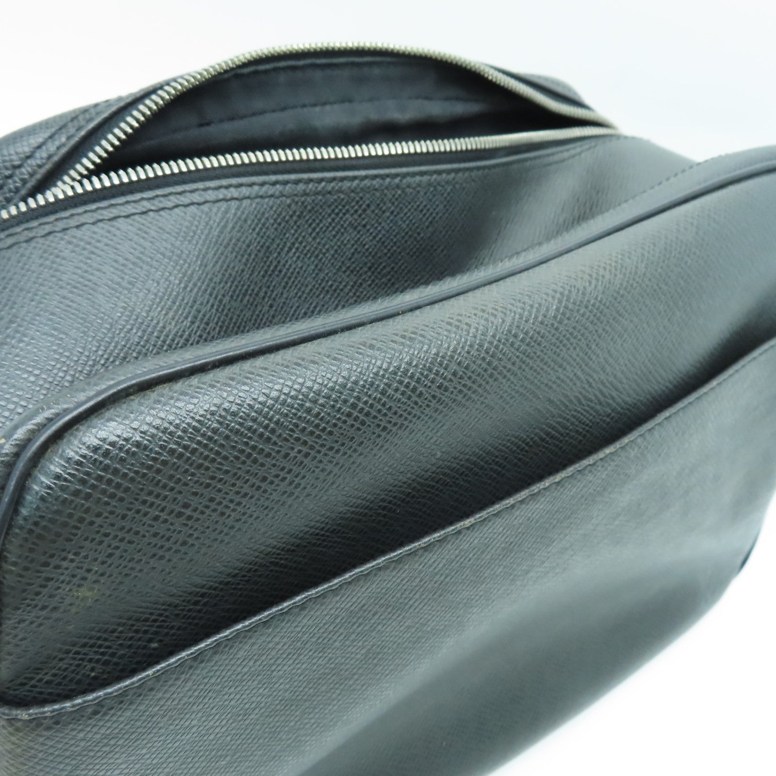 LOUIS VUITTON Taiga Reporter PM银扣肩背袋黑色