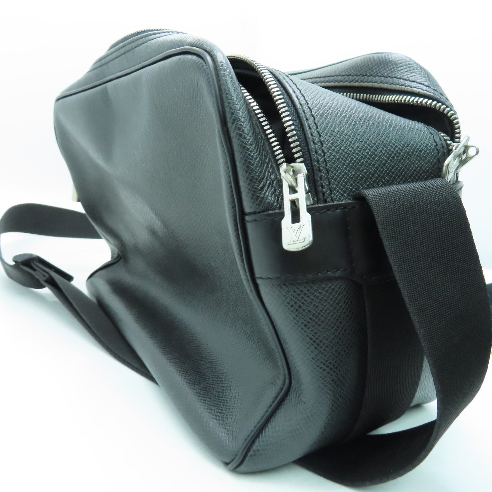 LOUIS VUITTON Taiga Reporter PM银扣肩背袋黑色