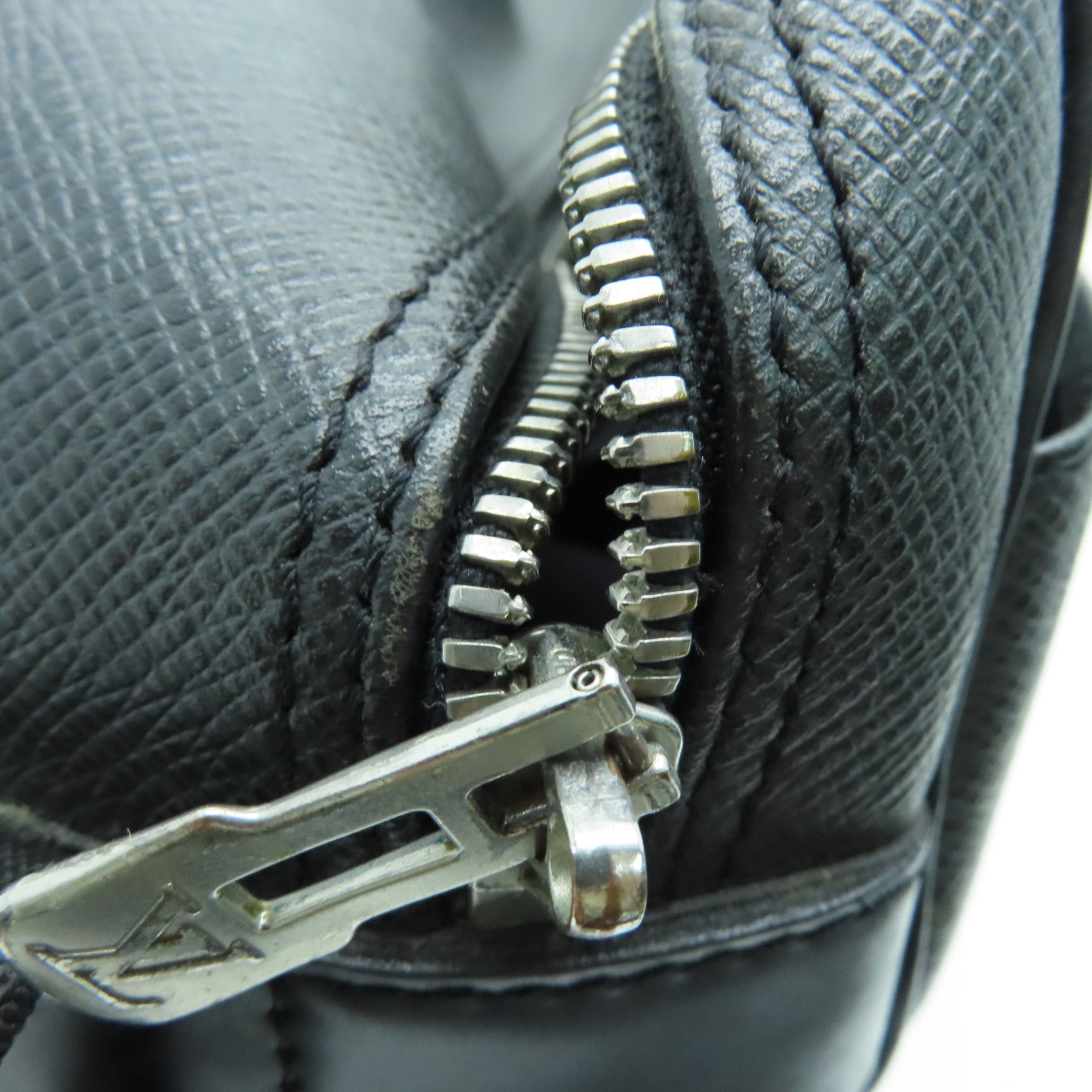 LOUIS VUITTON Taiga Reporter PM银扣肩背袋黑色