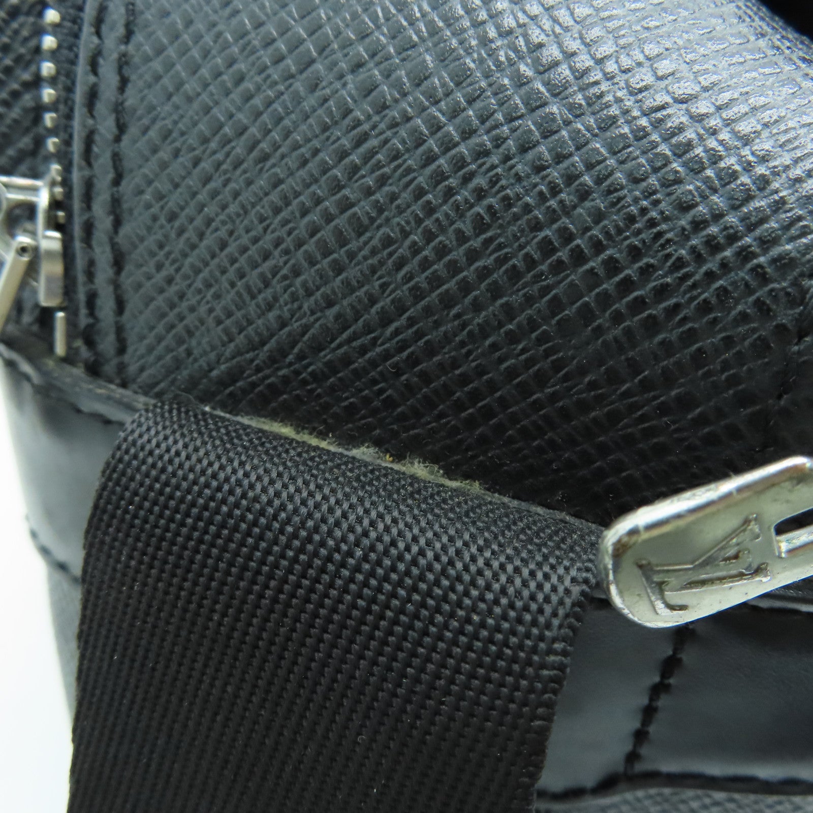 LOUIS VUITTON Taiga Reporter PM银扣肩背袋黑色