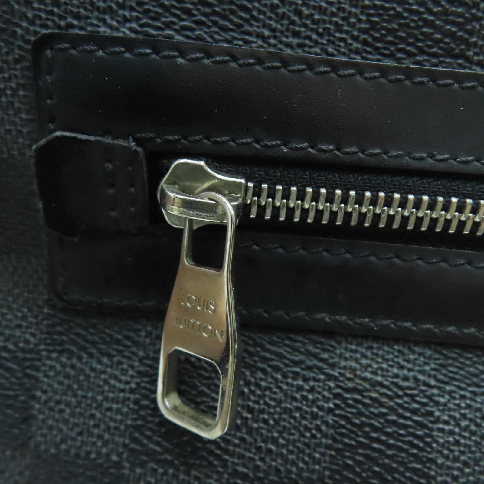 LOUIS VUITTON Damier Graphite Mick GM銀扣肩背袋黑色
