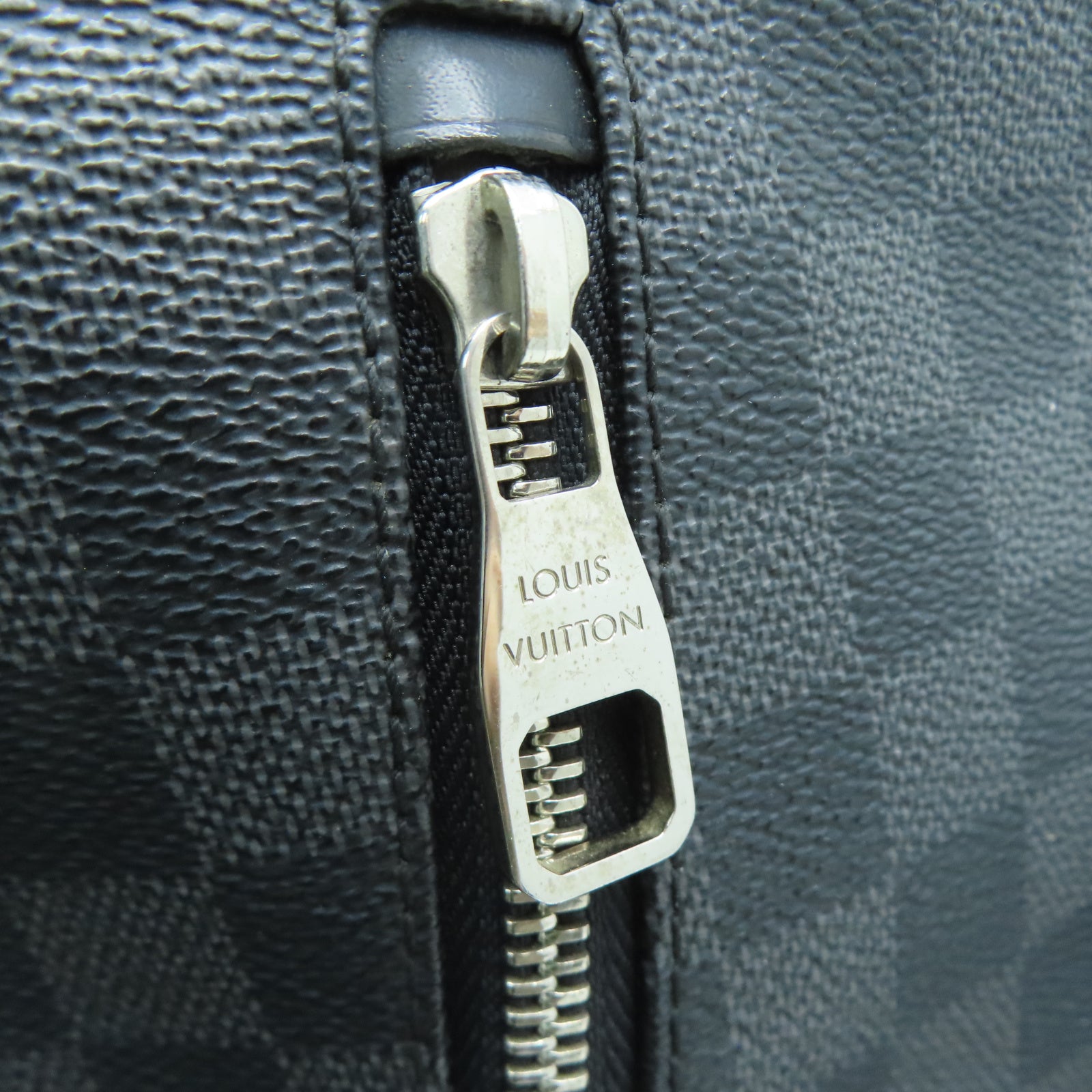 LOUIS VUITTON Damier Graphite Mick GM銀扣肩背袋黑色