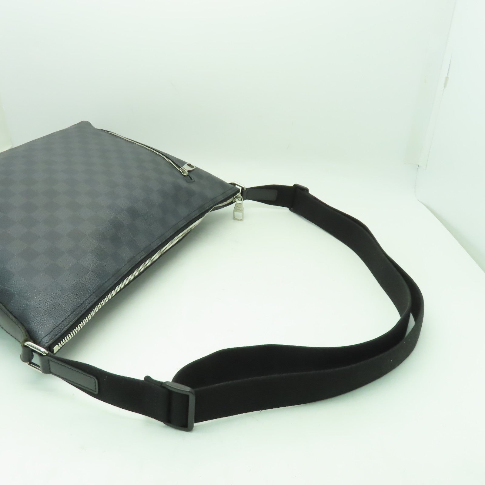 LOUIS VUITTON Damier Graphite Mick MM肩背袋黑色