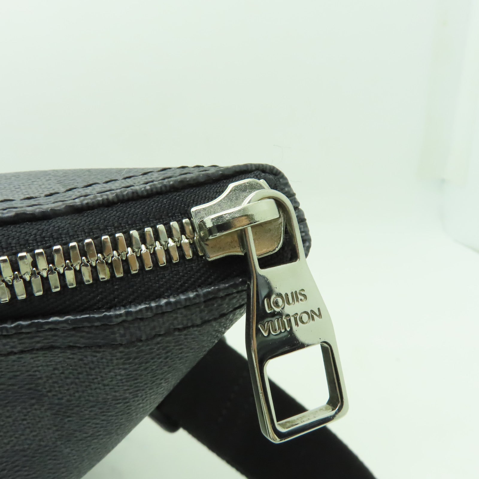 LOUIS VUITTON Damier Graphite Mick MM肩背袋黑色