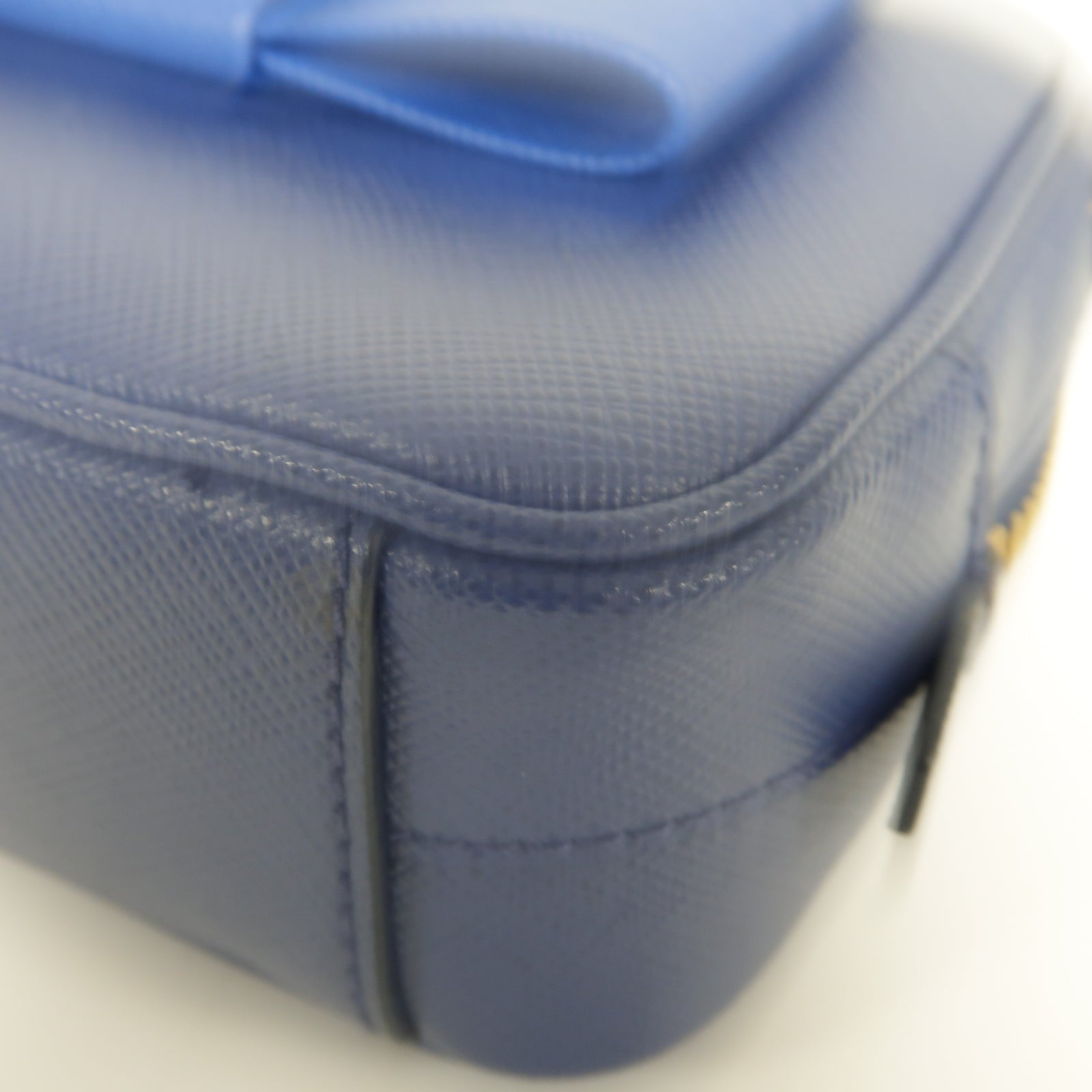 PRADA Saffiano皮革Mini Bag金扣肩背袋藍色