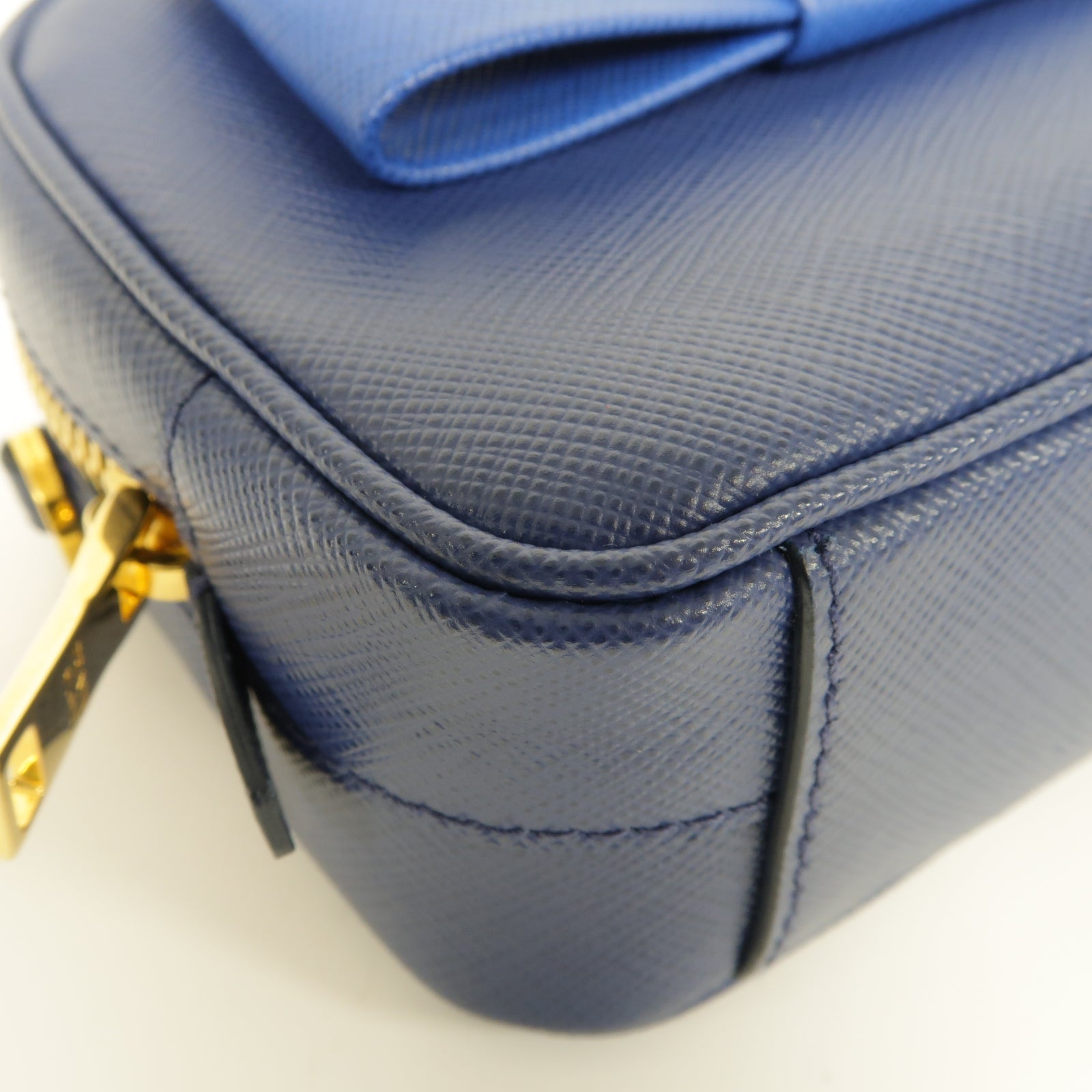 PRADA Saffiano皮革Mini Bag金扣肩背袋藍色