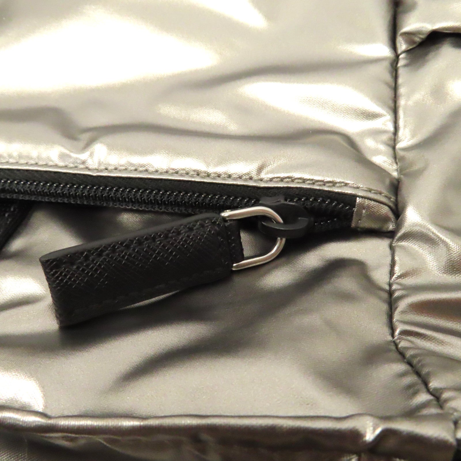 PRADA 尼龍Shoulder Bag銀扣肩背袋銀色