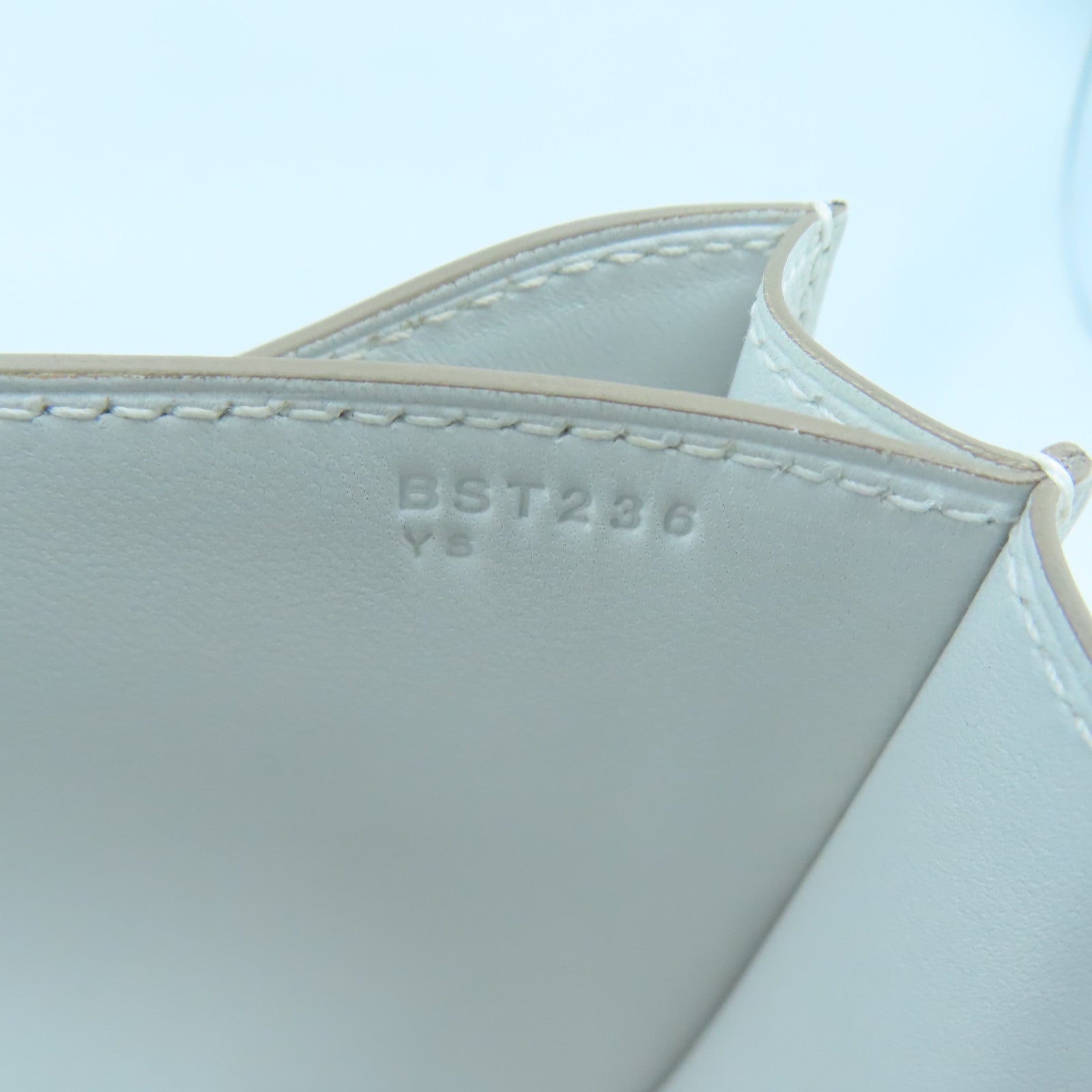 HERMES Veau Epsom皮革Constance Mini金扣肩背袋白色