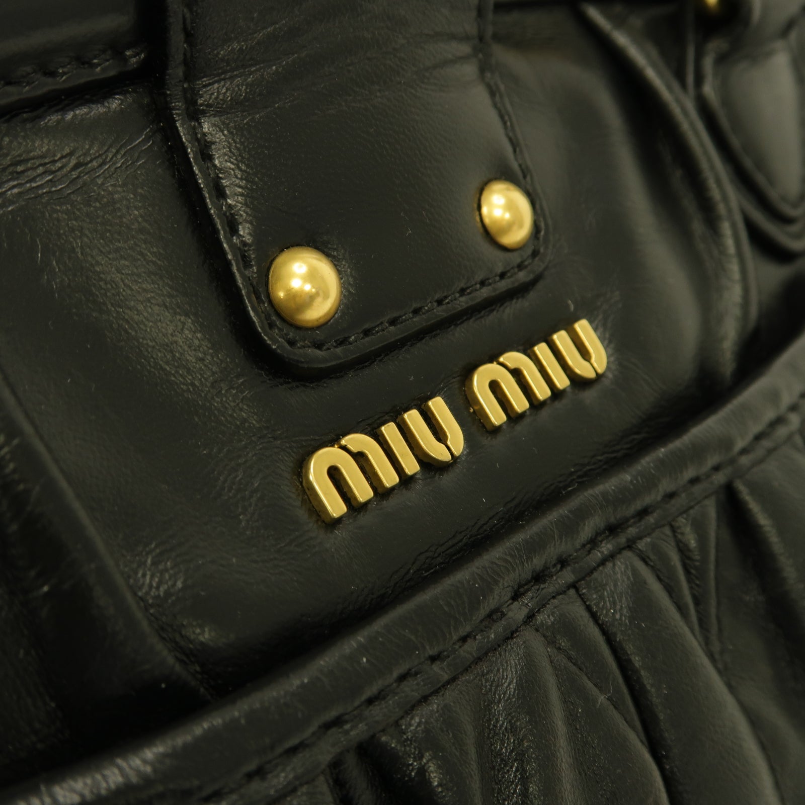 Miu Miu 牛皮皮革Handbag金扣手挽袋黑色