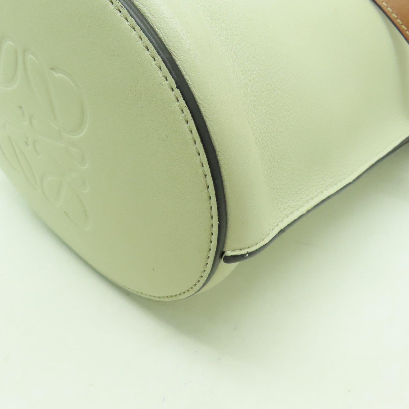 LOEWE 牛皮皮革Shoulder Bag銀扣手挽肩背兩用袋白色