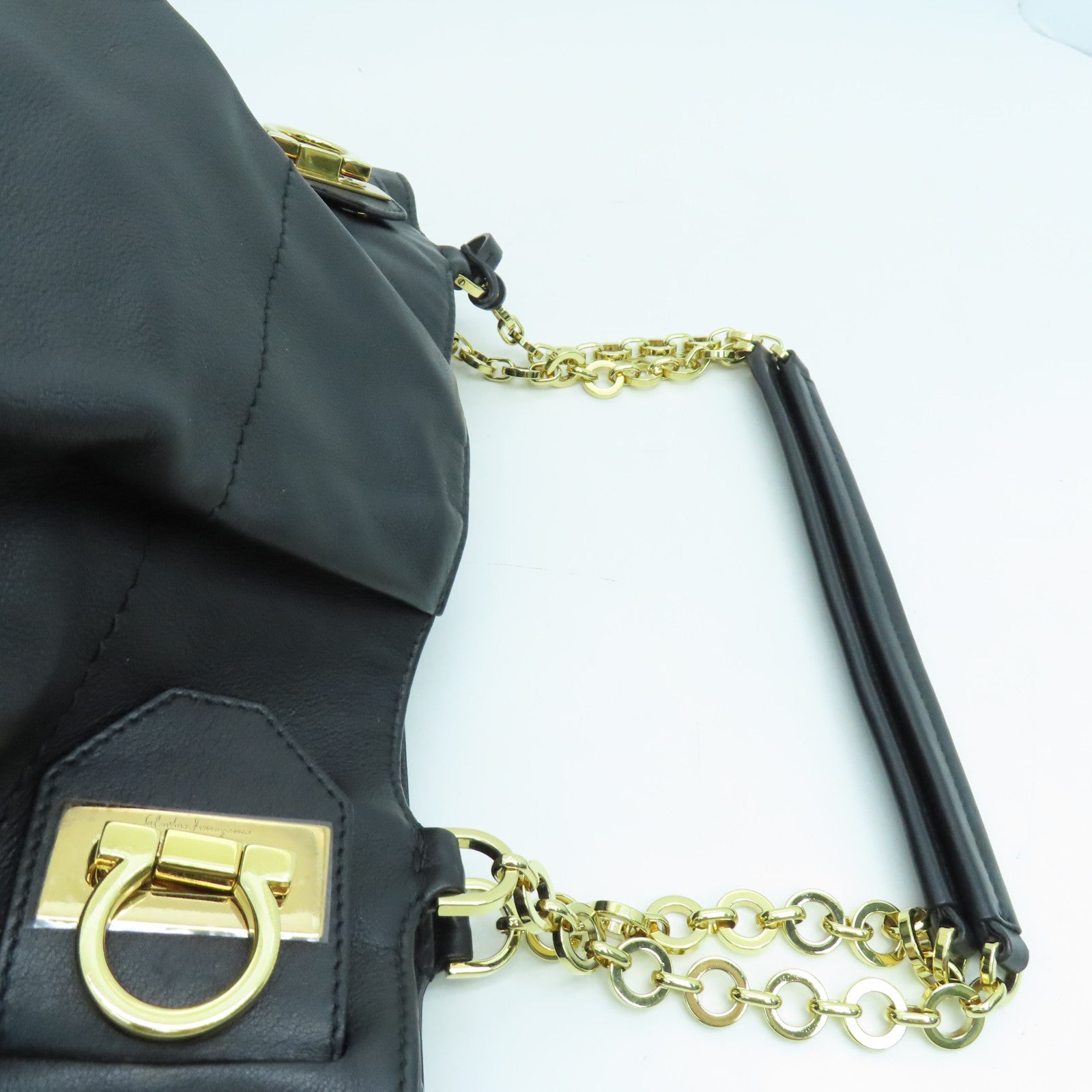 Salvatore Ferragamo 牛皮皮革Shoulder Bag金扣肩背袋黑色