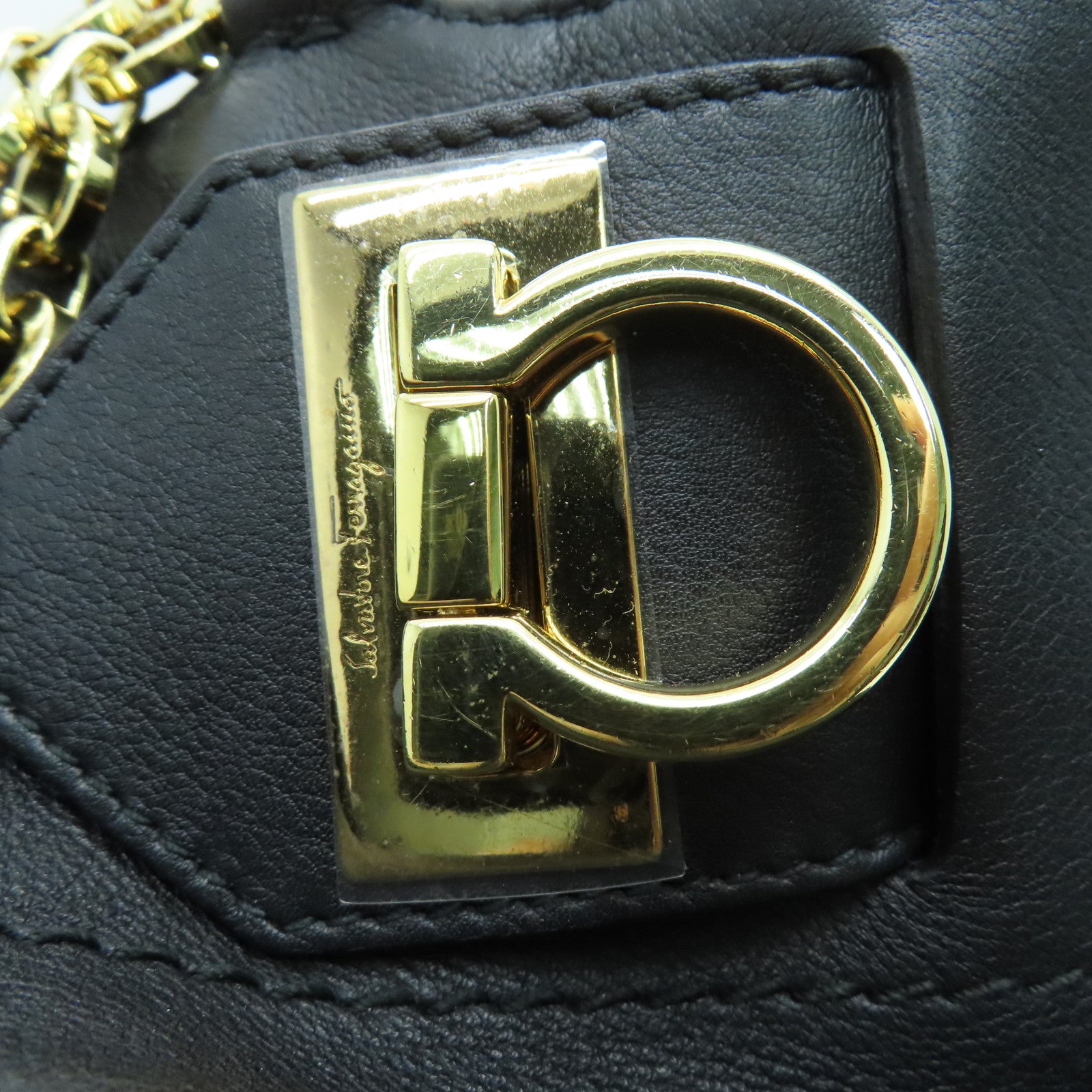 Salvatore Ferragamo 牛皮皮革Shoulder Bag金扣肩背袋黑色