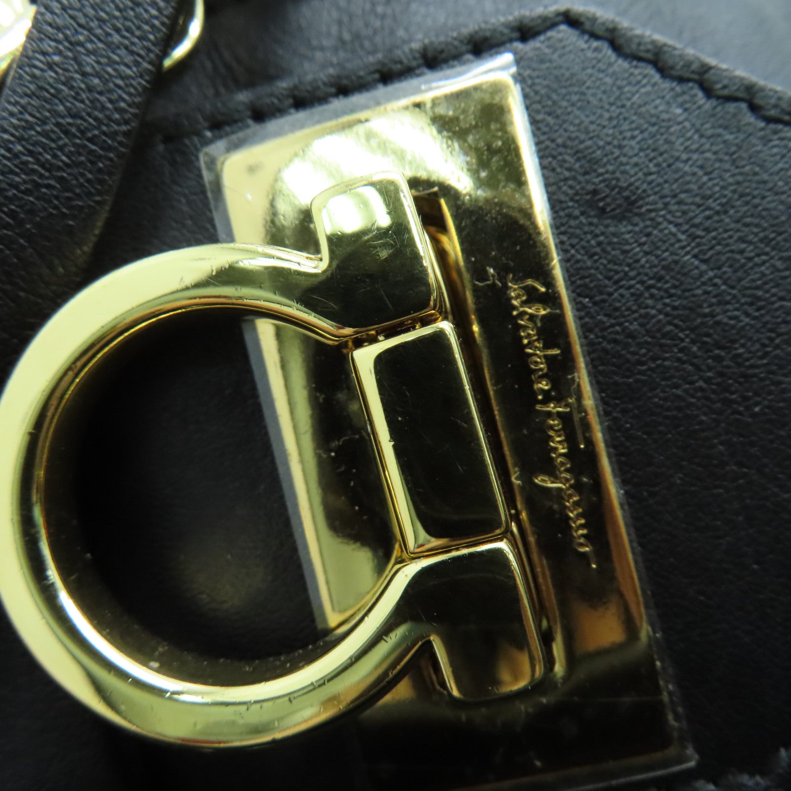 Salvatore Ferragamo 牛皮皮革Shoulder Bag金扣肩背袋黑色