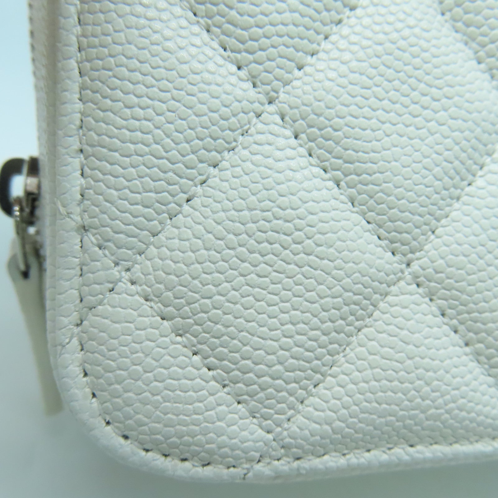 CHANEL 菱格Caviar皮革Camera Bag银扣肩背袋白色