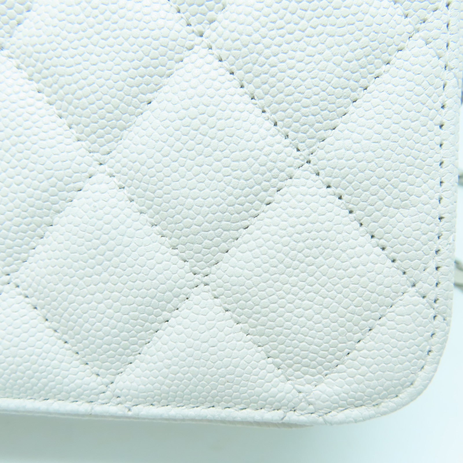 CHANEL 菱格Caviar皮革Camera Bag银扣肩背袋白色