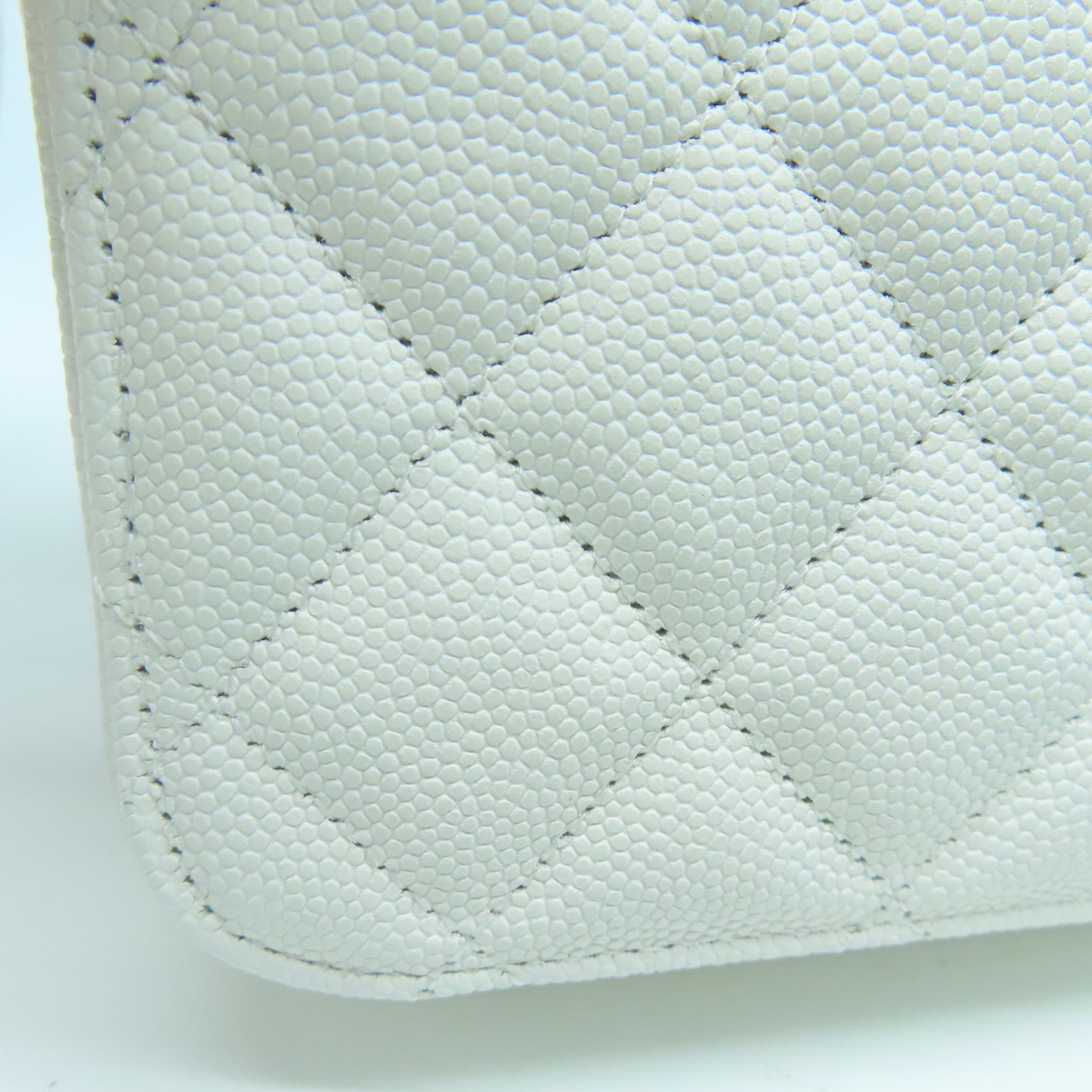 CHANEL 菱格Caviar皮革Camera Bag银扣肩背袋白色