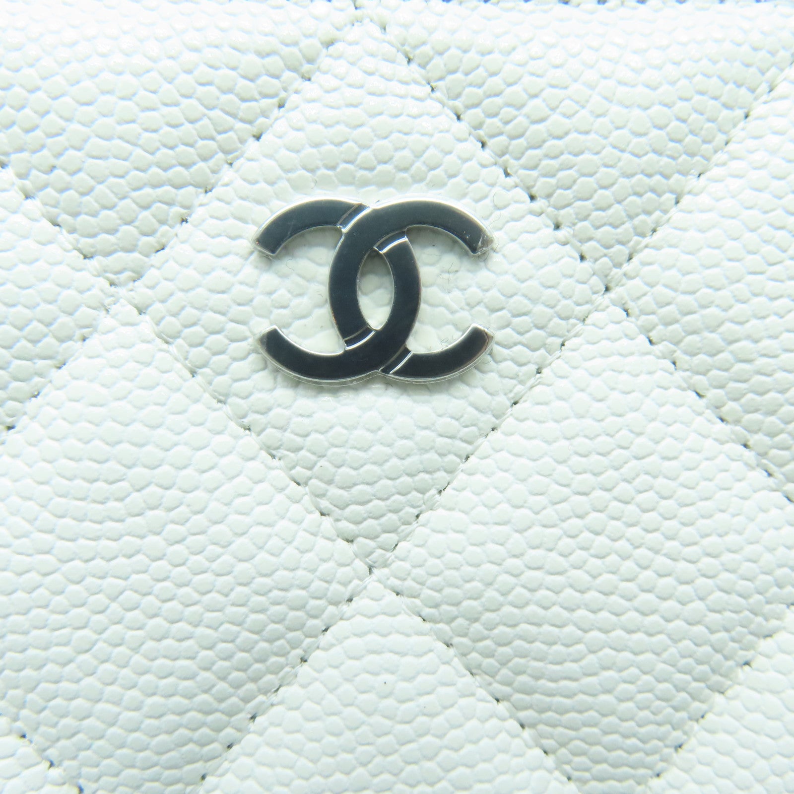 CHANEL 菱格Caviar皮革Camera Bag银扣肩背袋白色