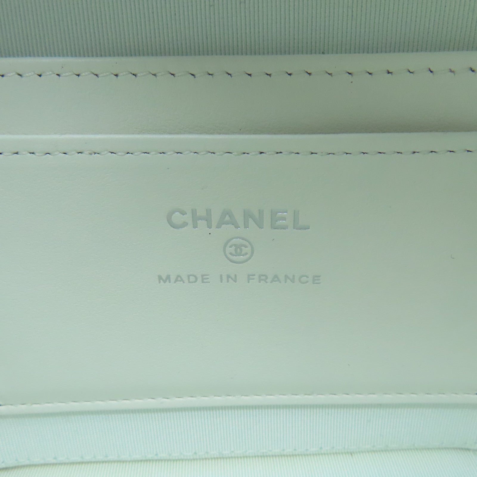 CHANEL 菱格Caviar皮革Camera Bag银扣肩背袋白色