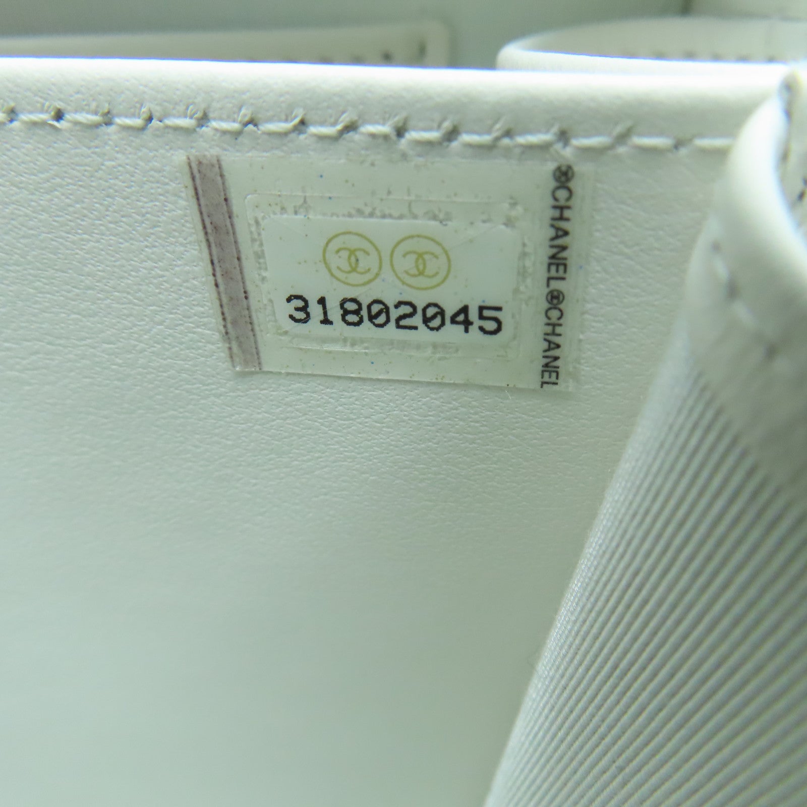 CHANEL 菱格Caviar皮革Camera Bag银扣肩背袋白色