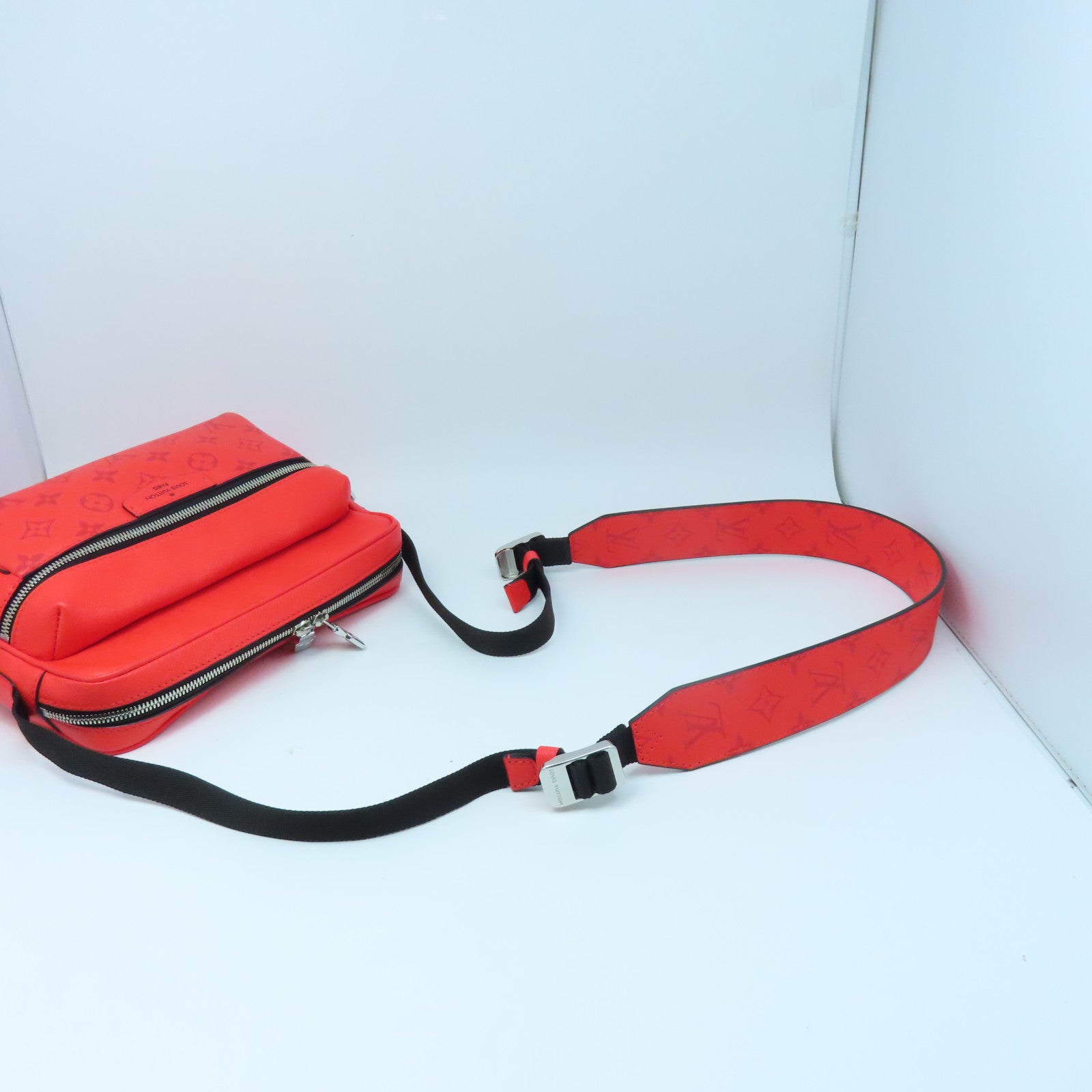 LOUIS VUITTON Monogram Outdoor Messenger銀扣肩背袋紅色