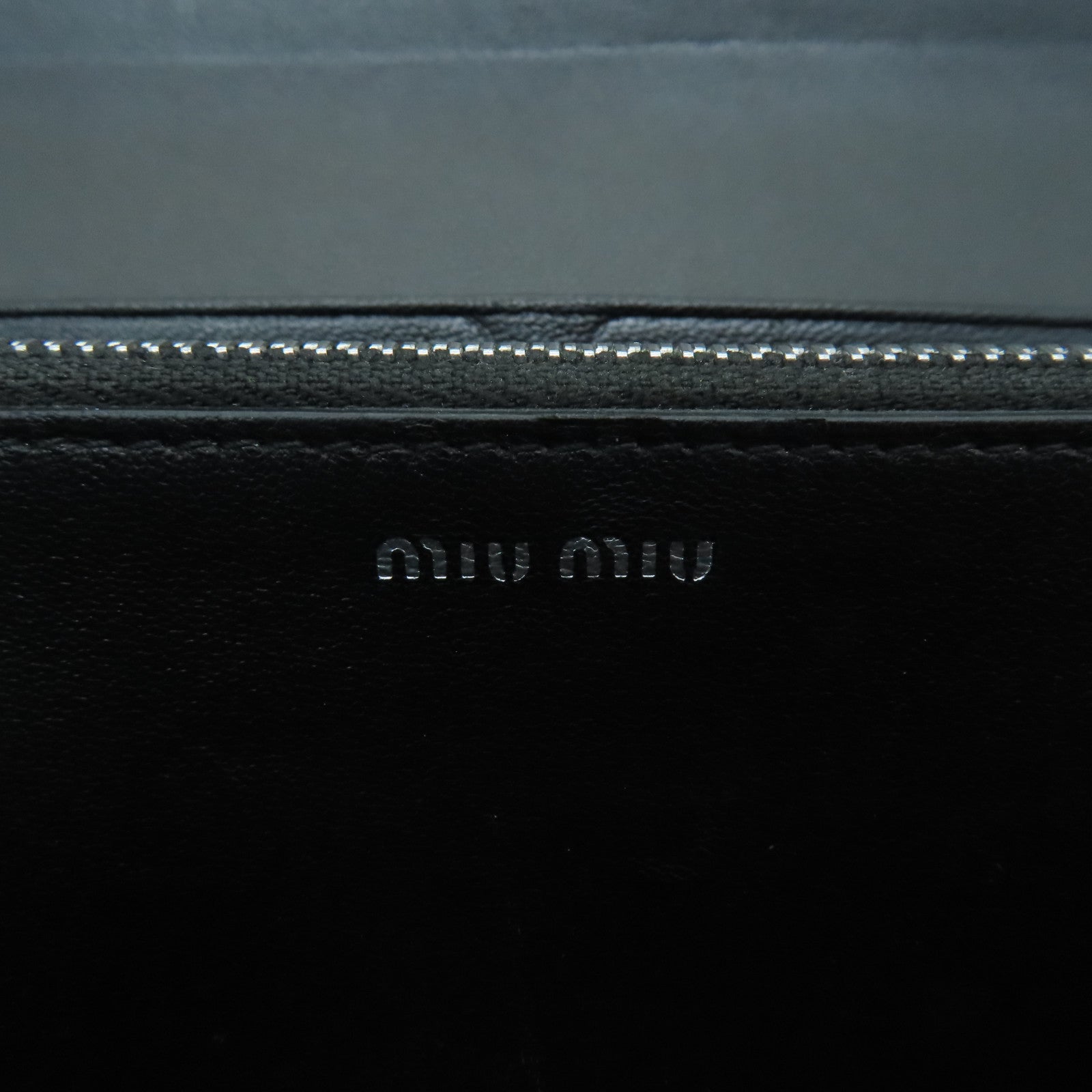 Miu Miu 羊皮皮革Long Wallet銀扣長錢包黑色
