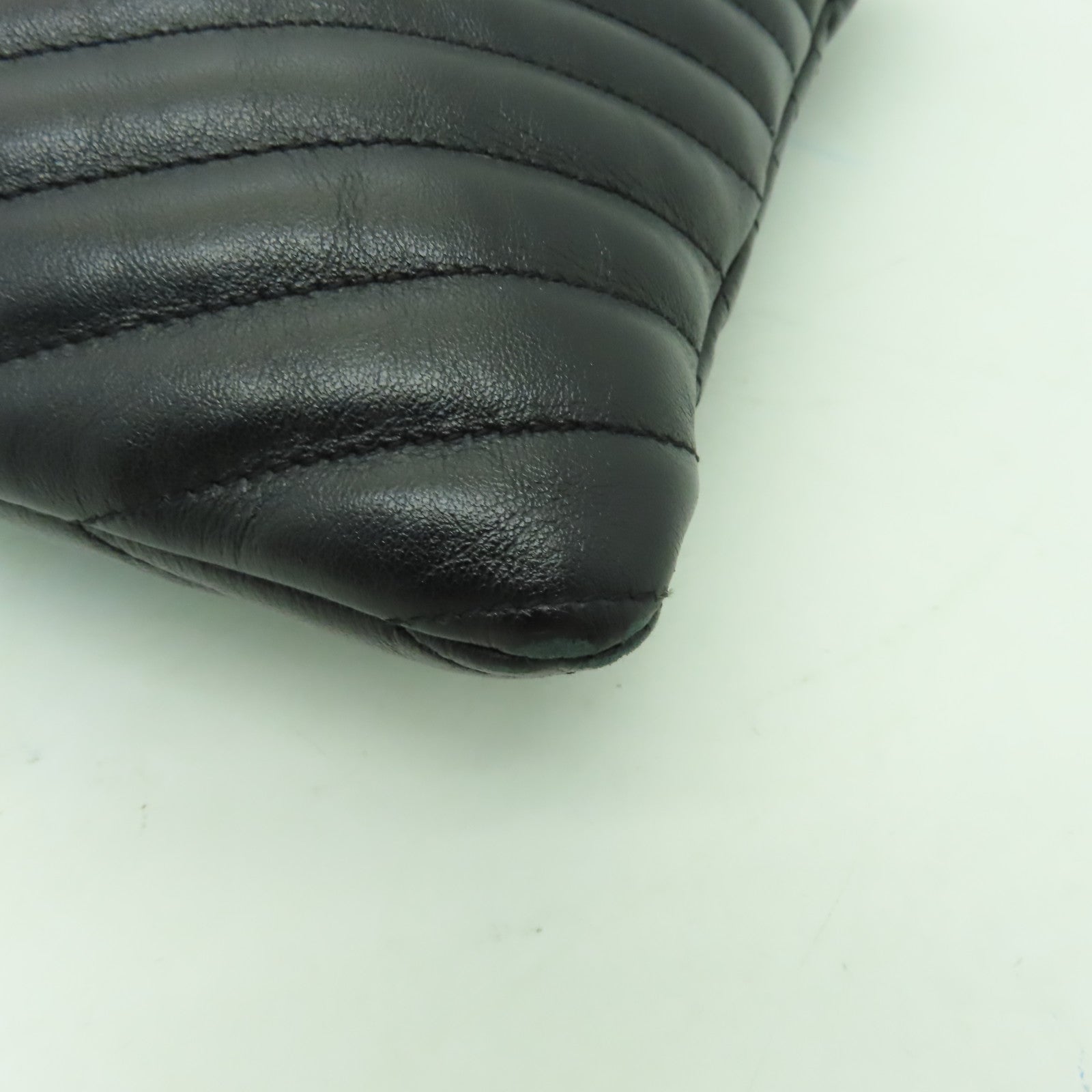 SAINT LAURENT 牛皮皮革Pouch金扣手拿包黑色