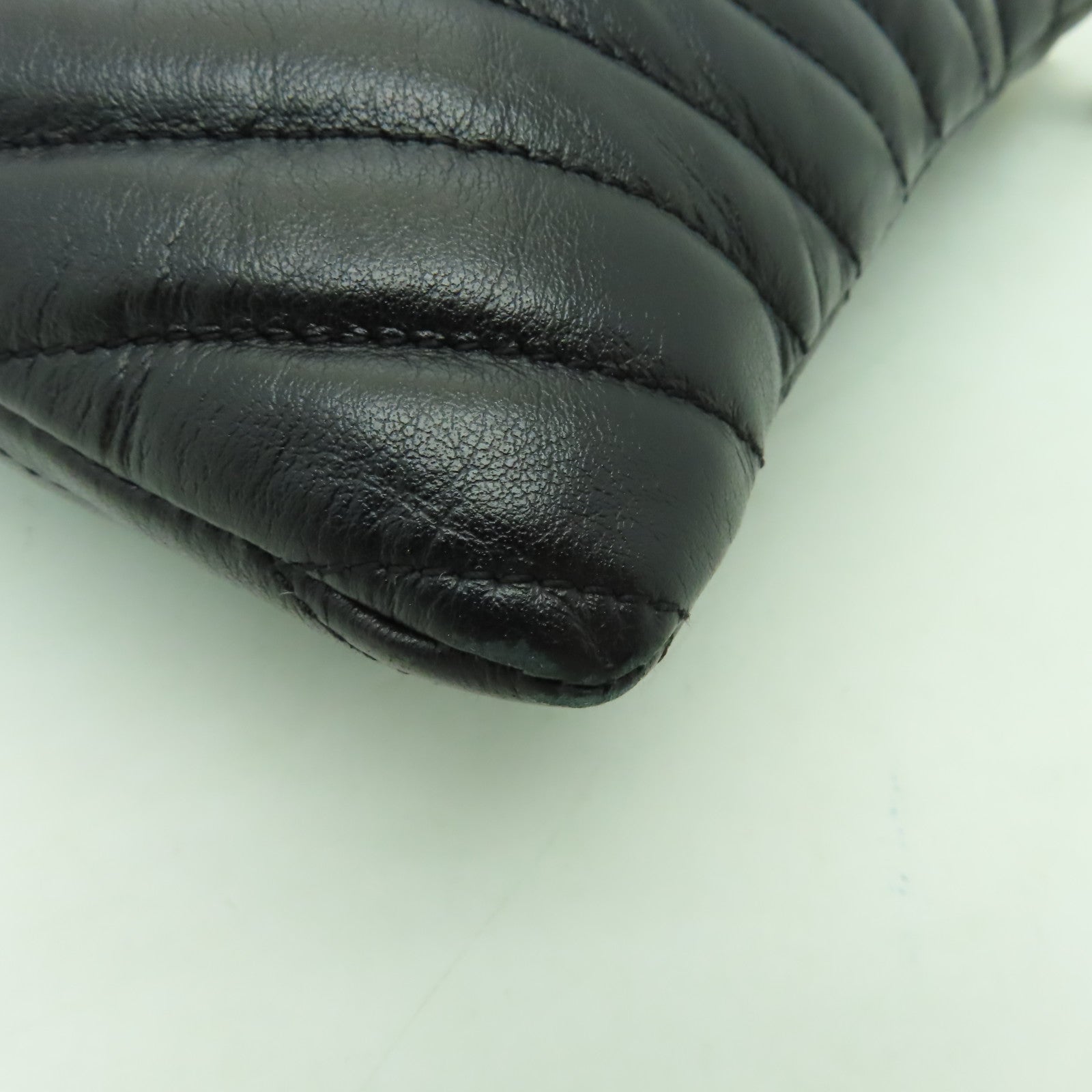 SAINT LAURENT 牛皮皮革Pouch金扣手拿包黑色