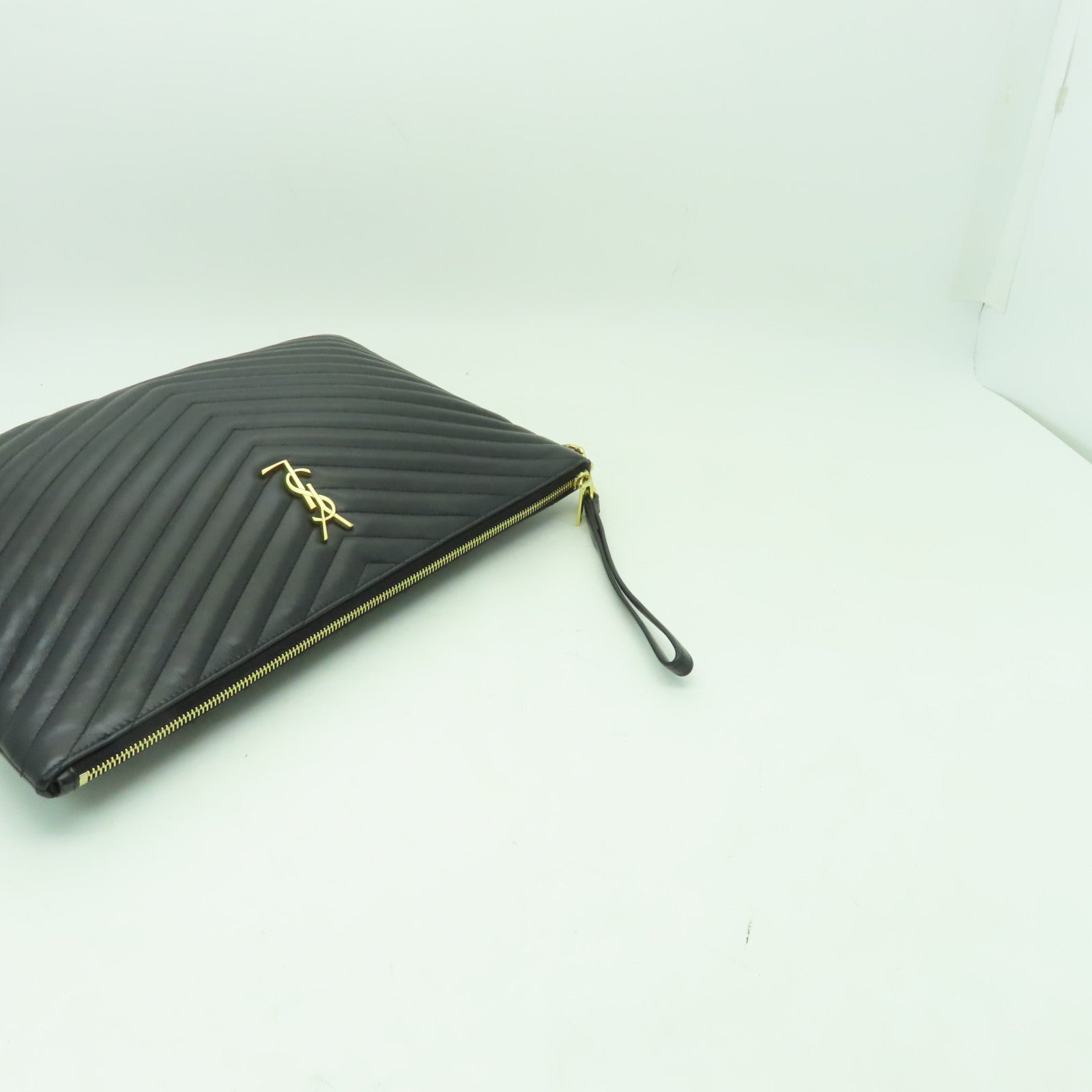 SAINT LAURENT 牛皮皮革Pouch金扣手拿包黑色