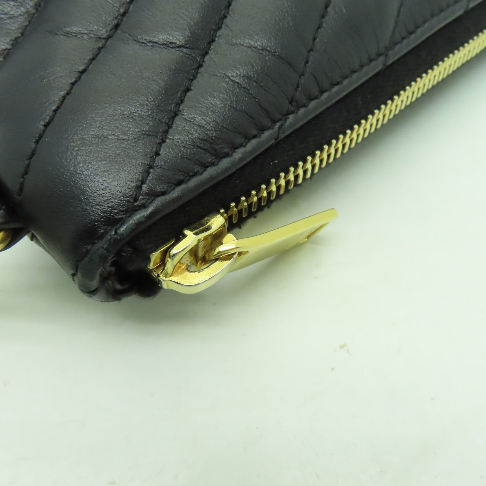 SAINT LAURENT 牛皮皮革Pouch金扣手拿包黑色