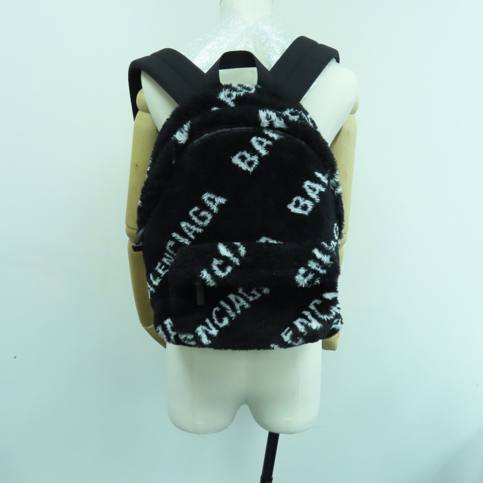 BALENCIAGA 毛茸Backpack銀扣背包黑色