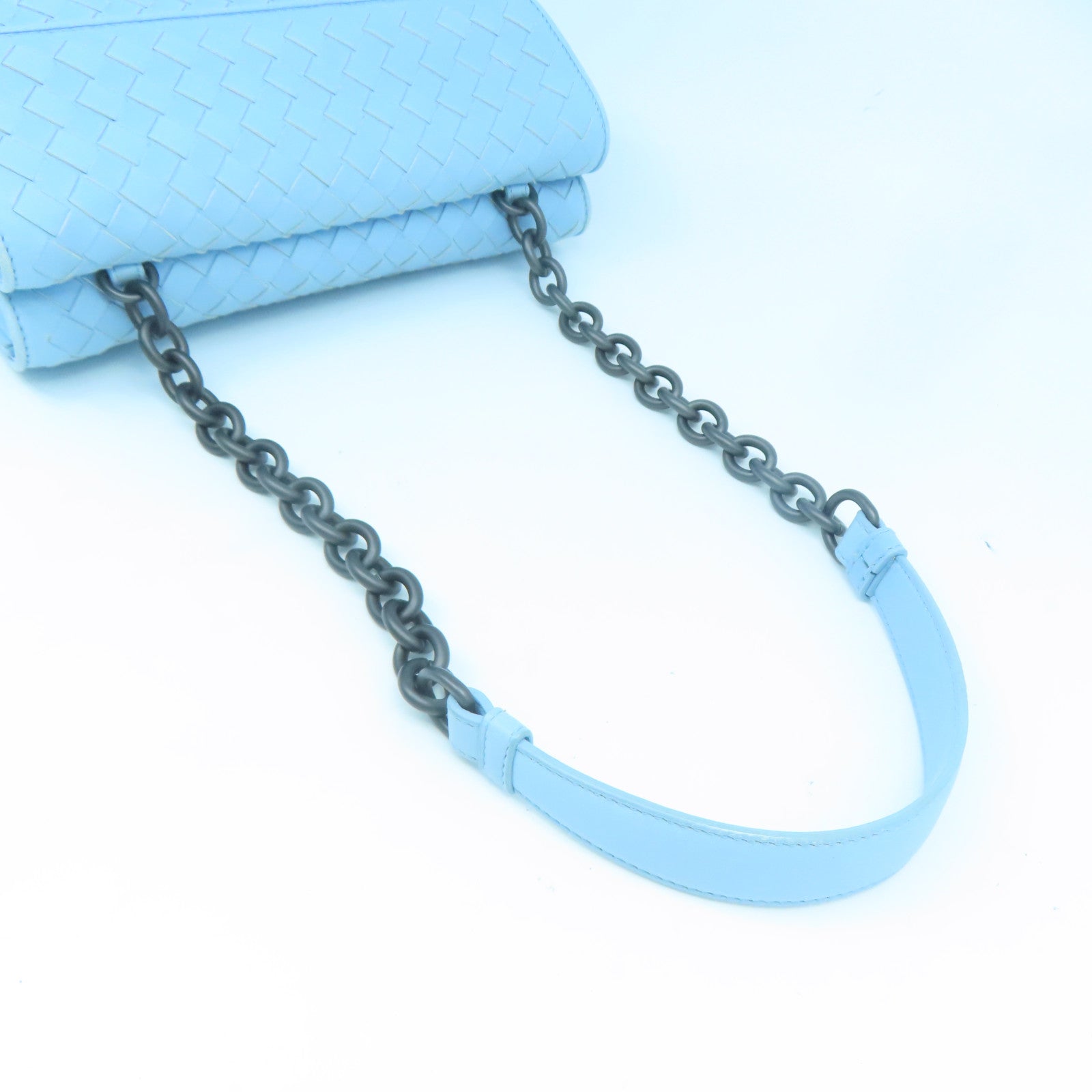 BOTTEGA VENETA 牛皮皮革Chain Shoulder黑扣鏈帶肩背袋淺藍色